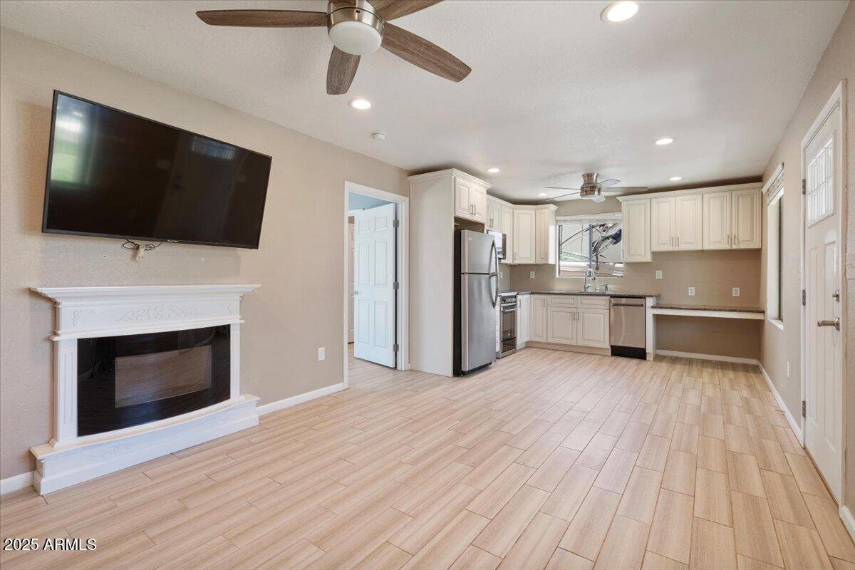 1670 E WHITTEN Street