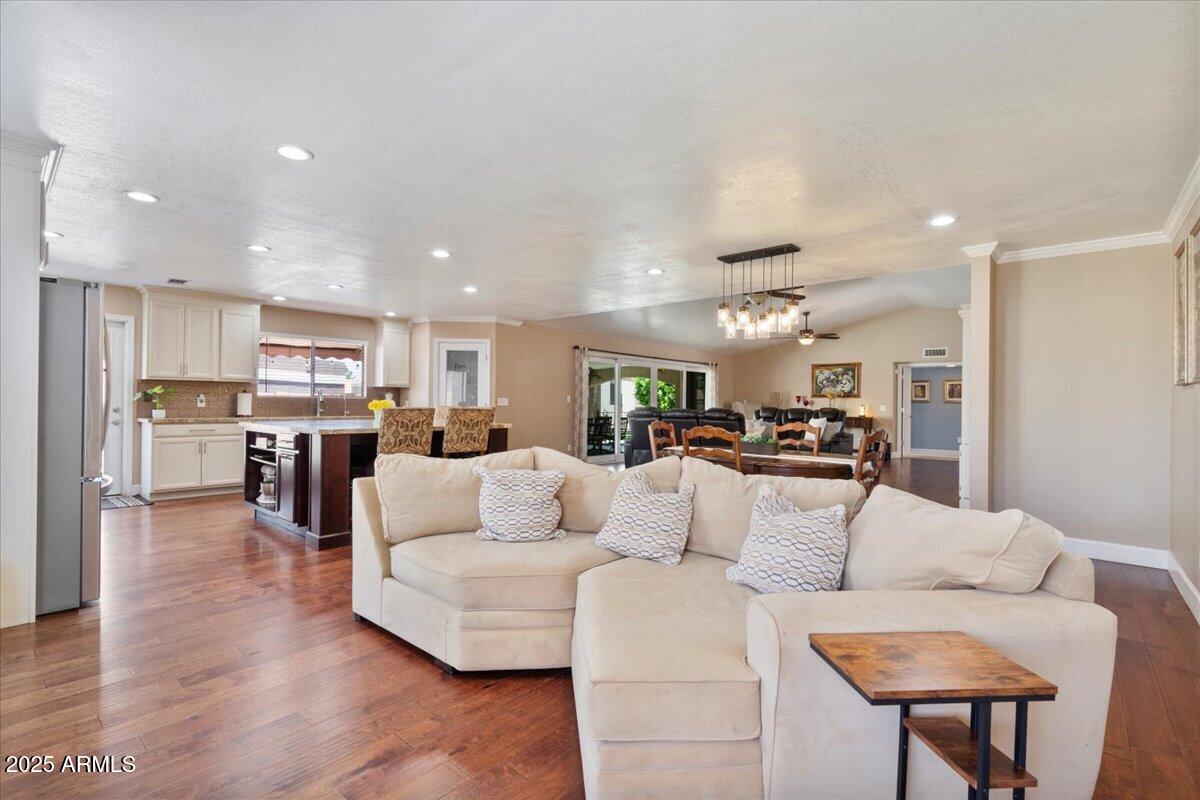 1670 E WHITTEN Street