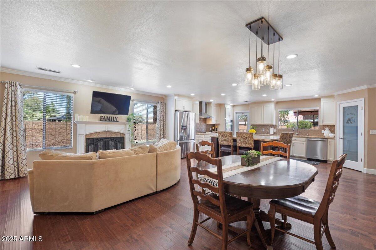 1670 E WHITTEN Street