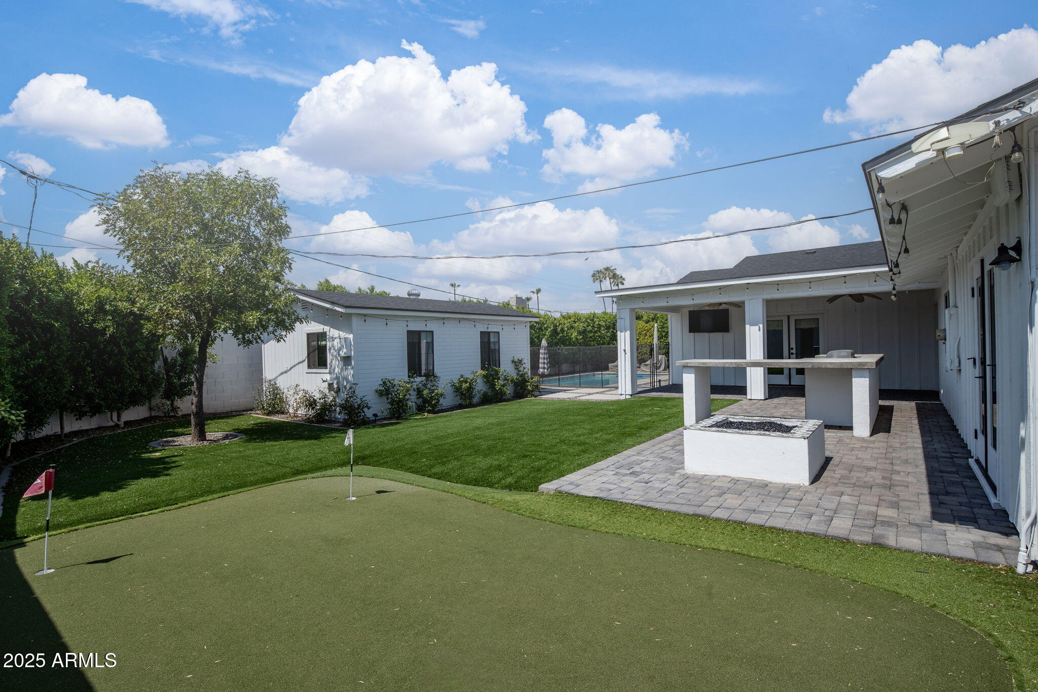 4333 E INDIANOLA Avenue