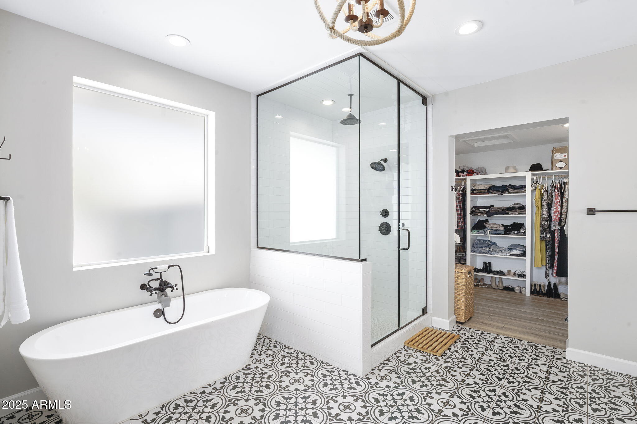 4333 E INDIANOLA Avenue