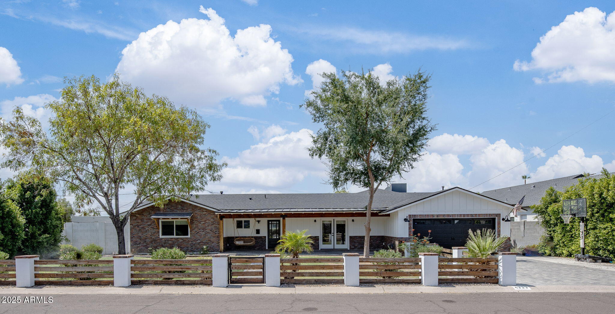 4333 E INDIANOLA Avenue