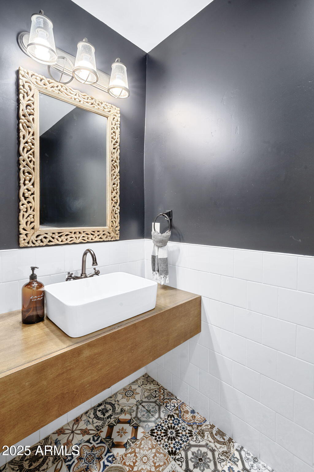 4333 E INDIANOLA Avenue