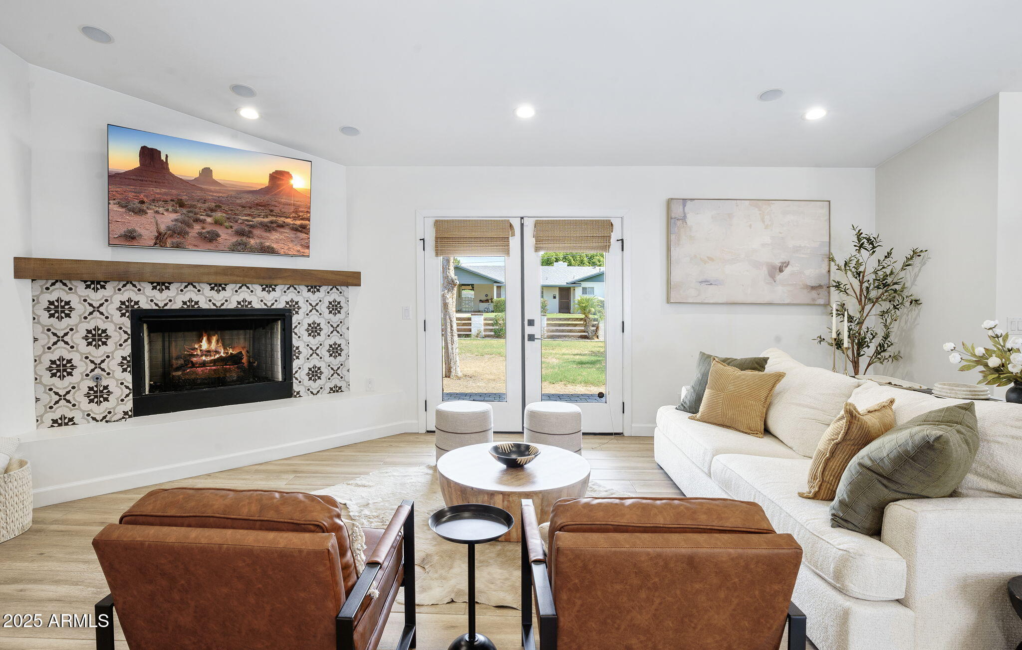 4333 E INDIANOLA Avenue