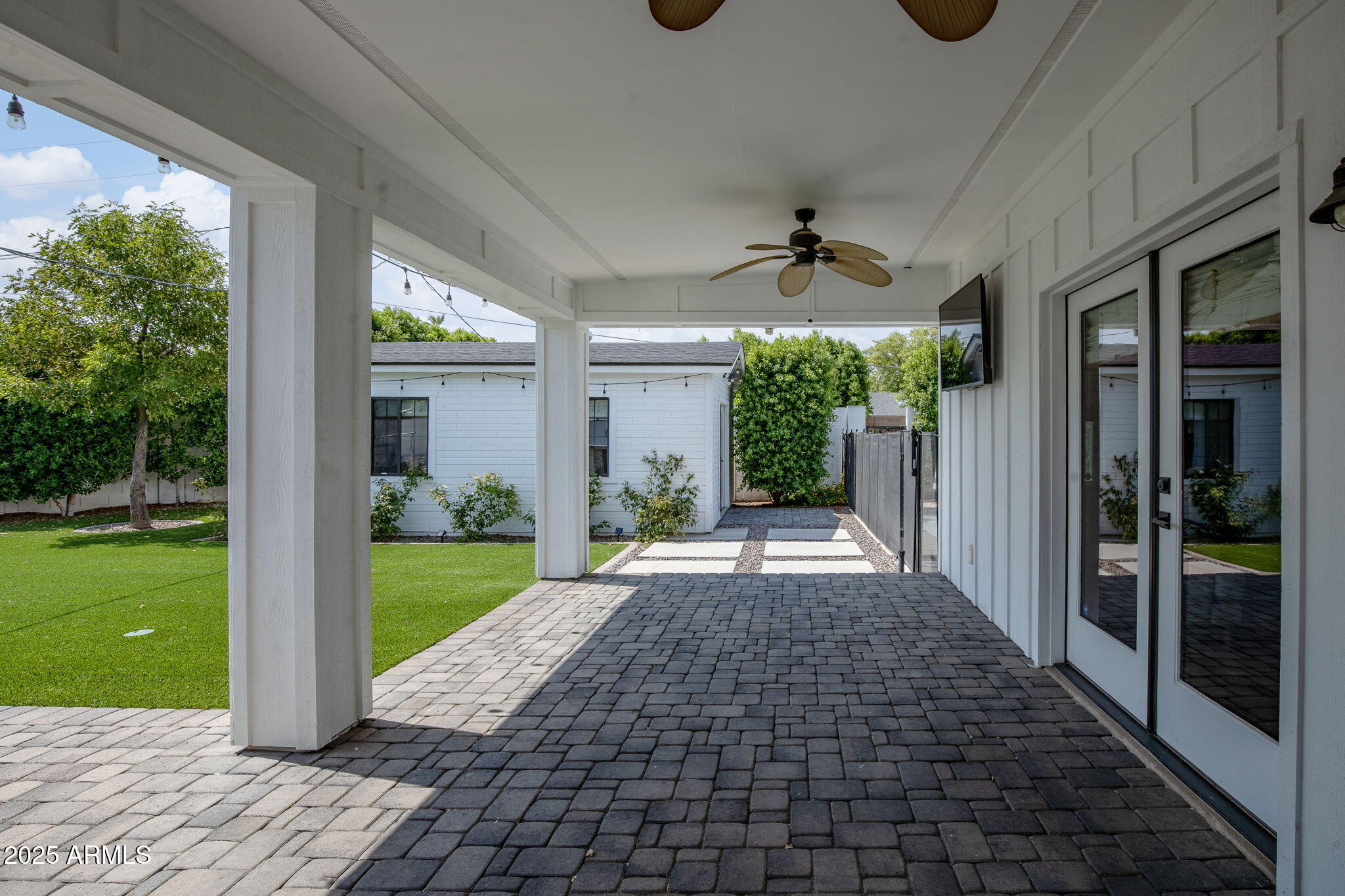 4333 E INDIANOLA Avenue