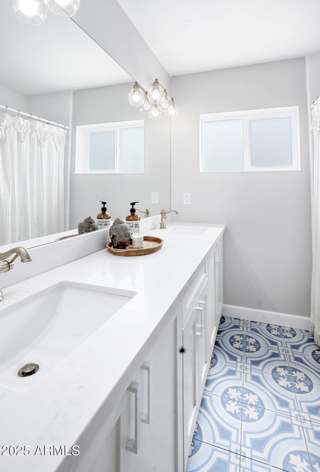 4333 E INDIANOLA Avenue