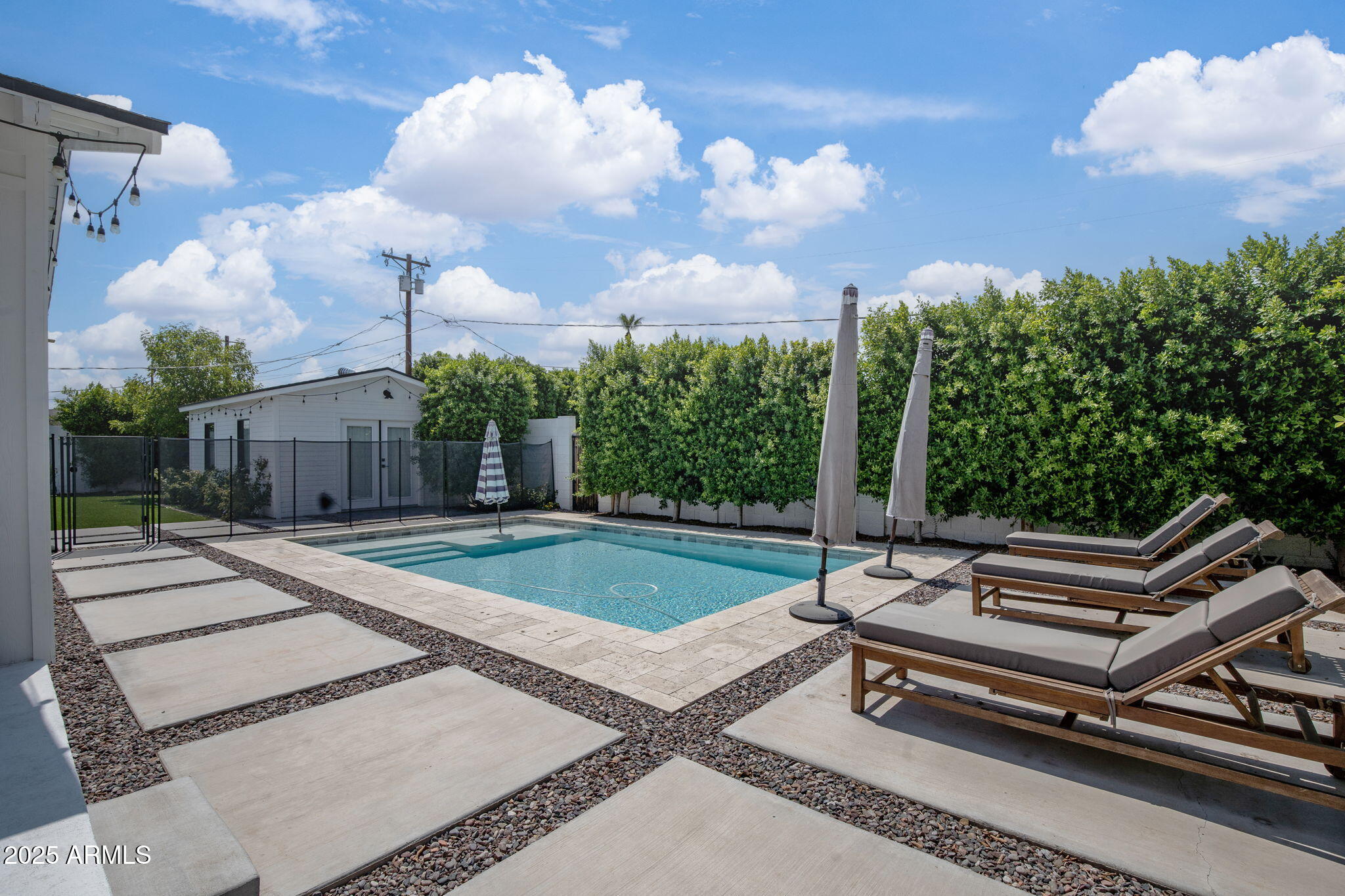 4333 E INDIANOLA Avenue