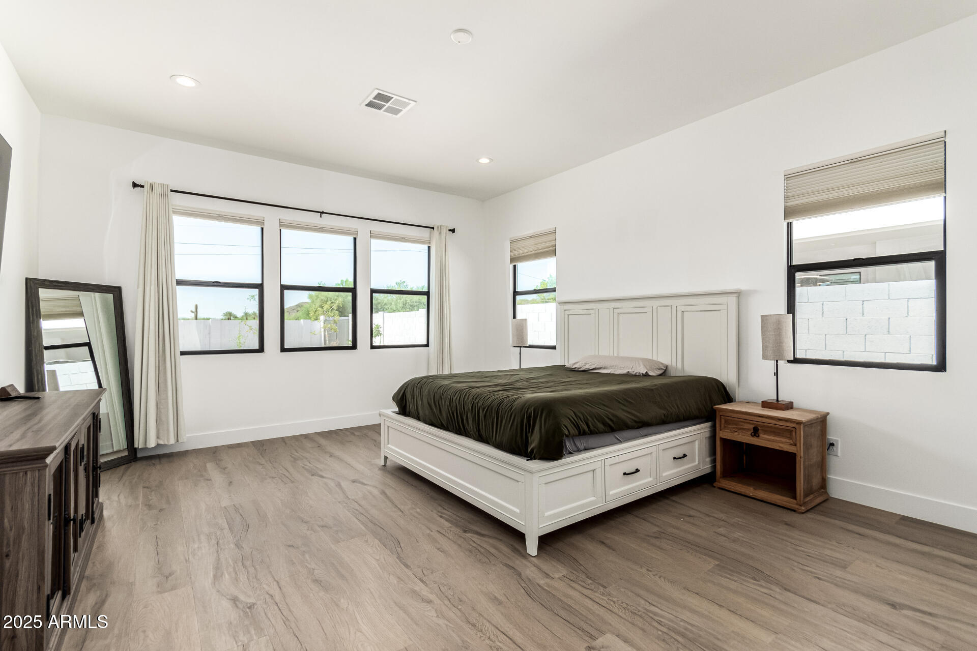 3317 W DESERT DAWN Drive