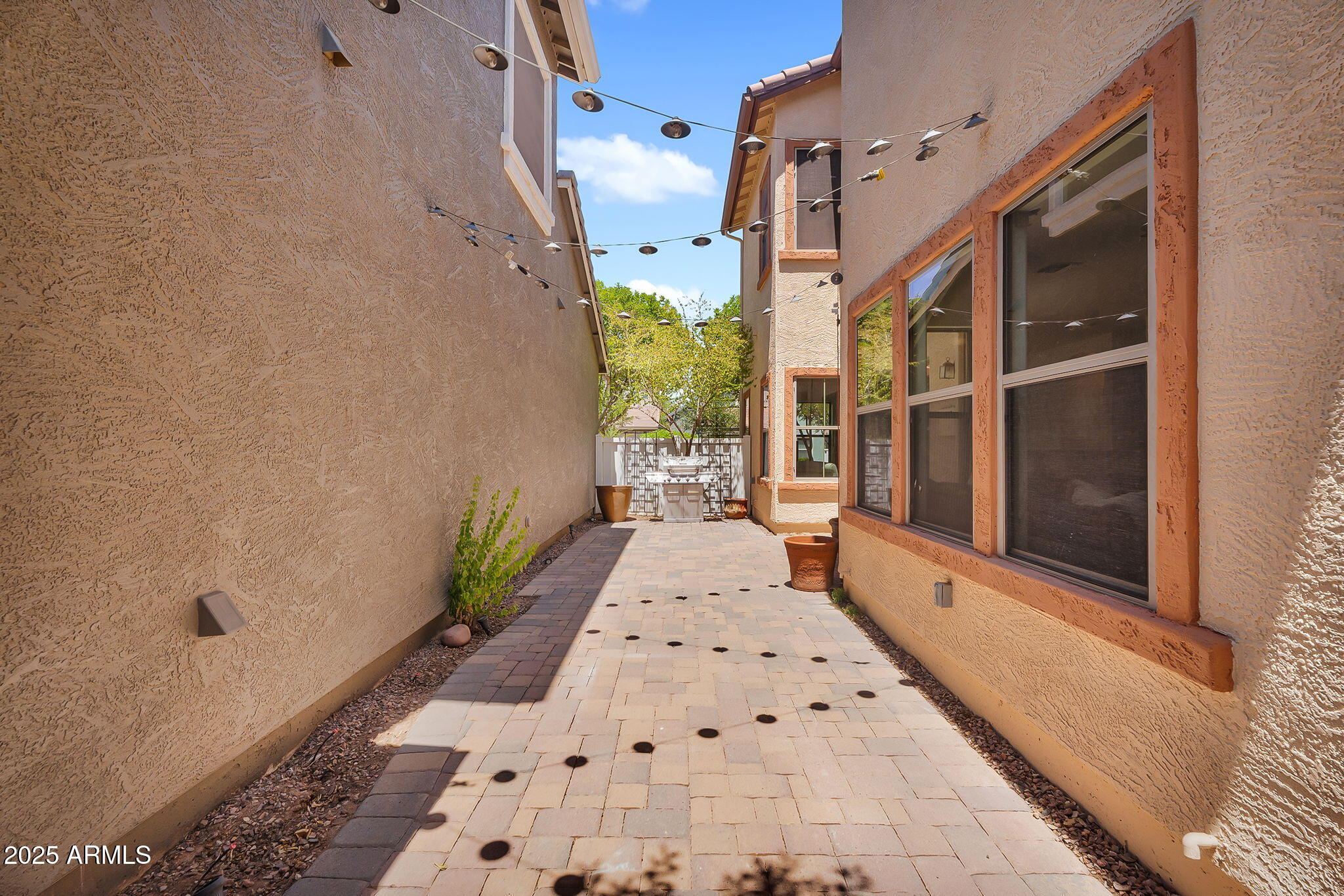 3068 E TAMARISK Street