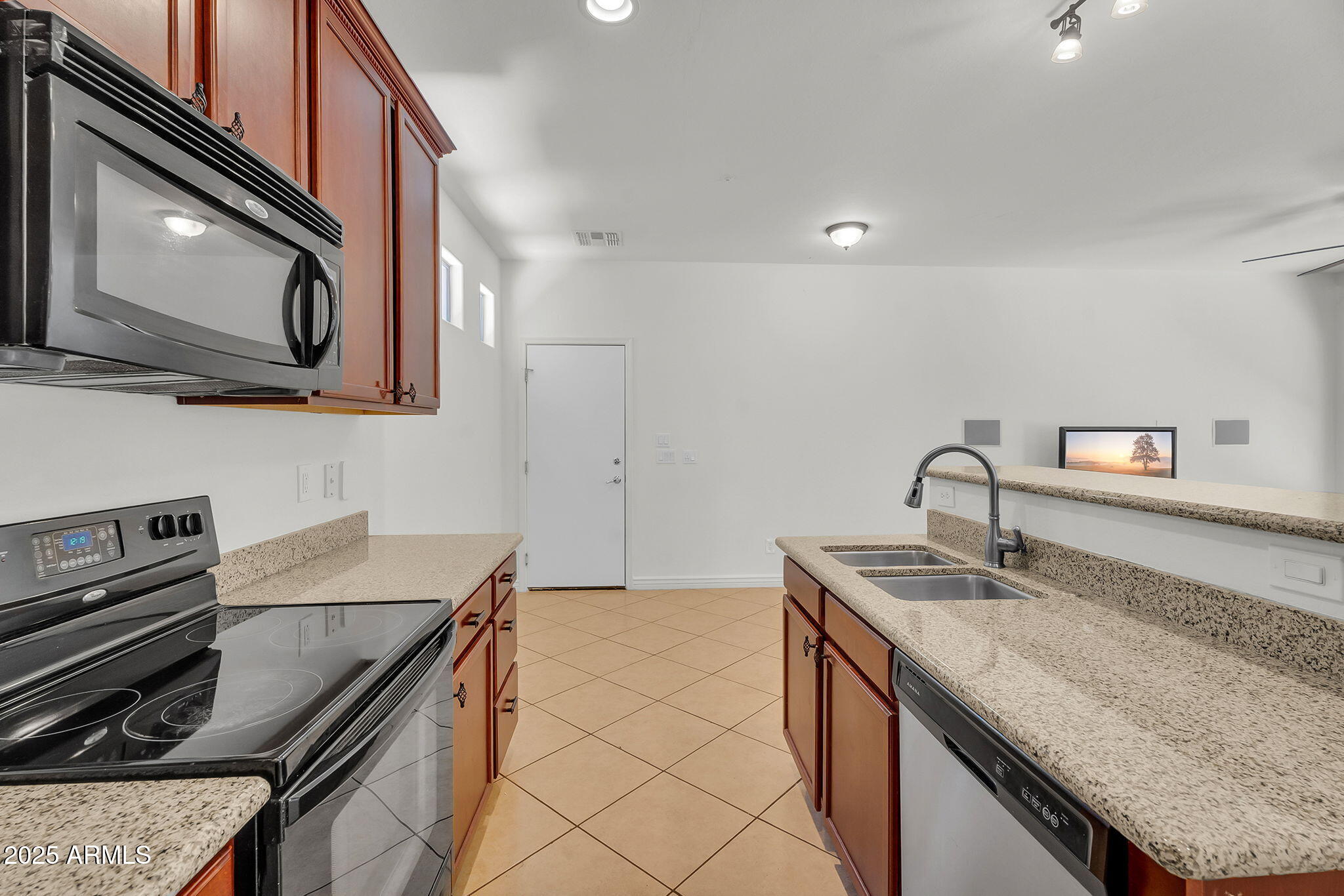 3068 E TAMARISK Street