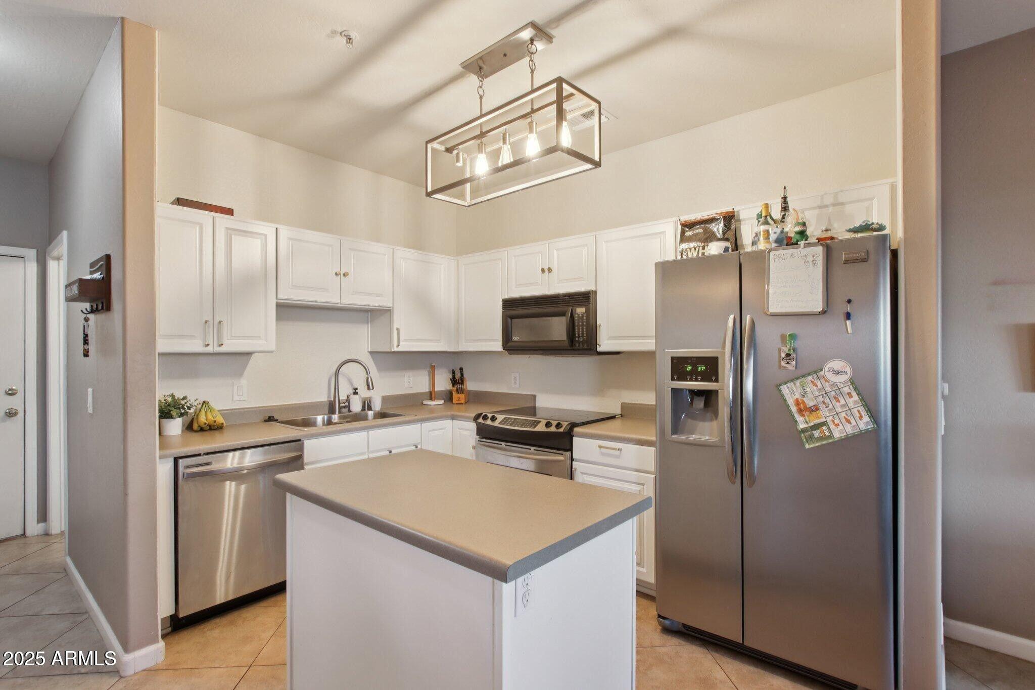 1718 W COLTER Street, 118