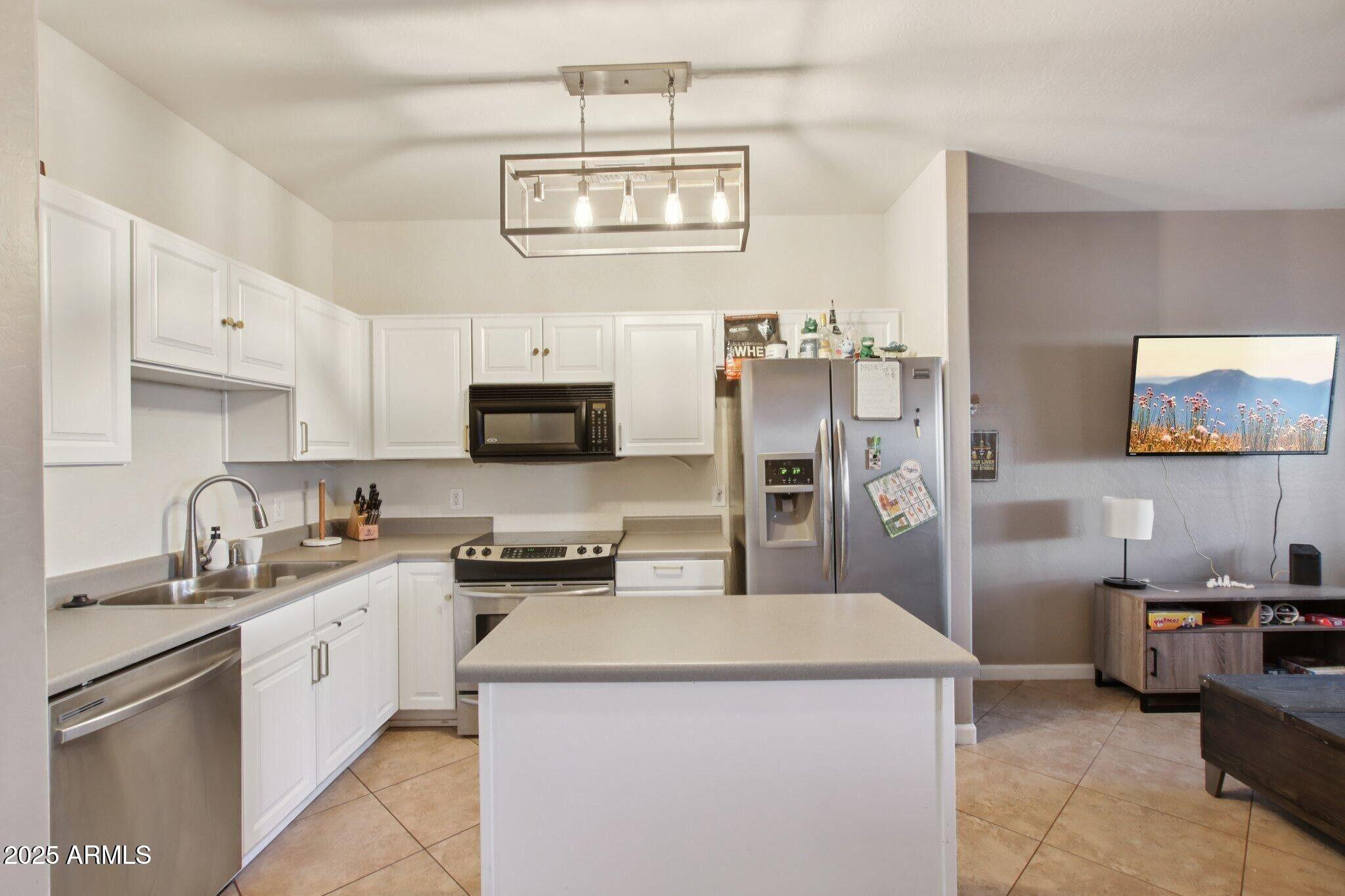 1718 W COLTER Street, 118