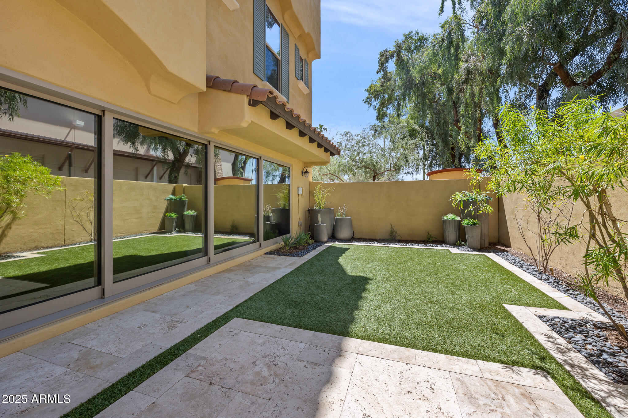 810 N Imperial Place