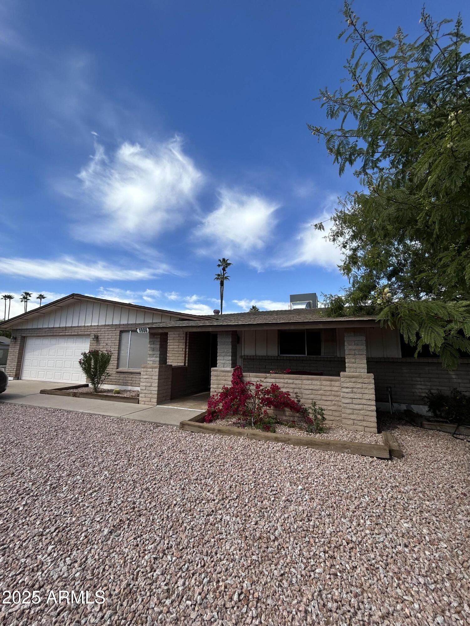1906 E MINTON Drive