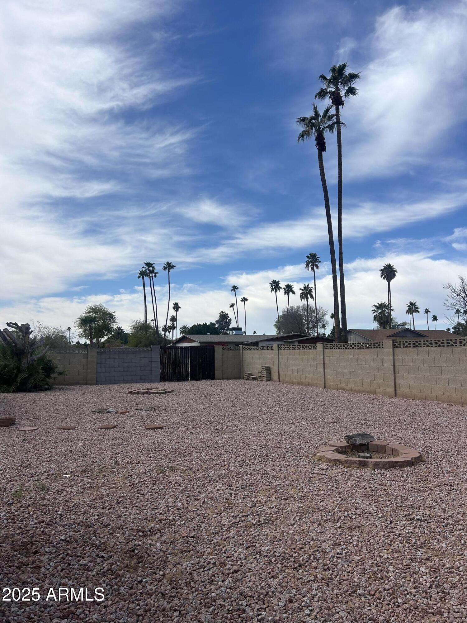 1906 E MINTON Drive