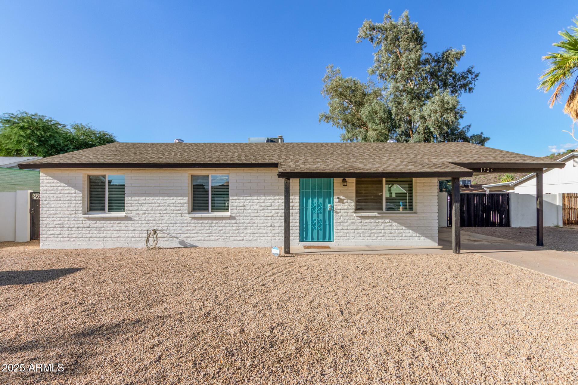1724 W VOLTAIRE Avenue
