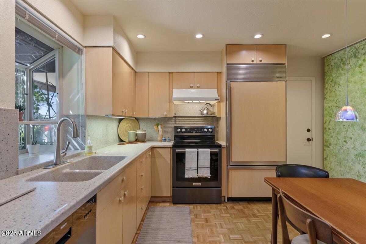 5410 E VERNON Avenue