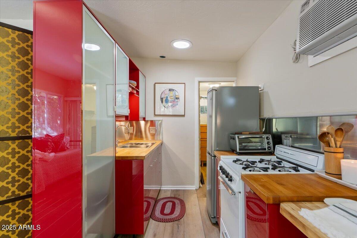 5410 E VERNON Avenue