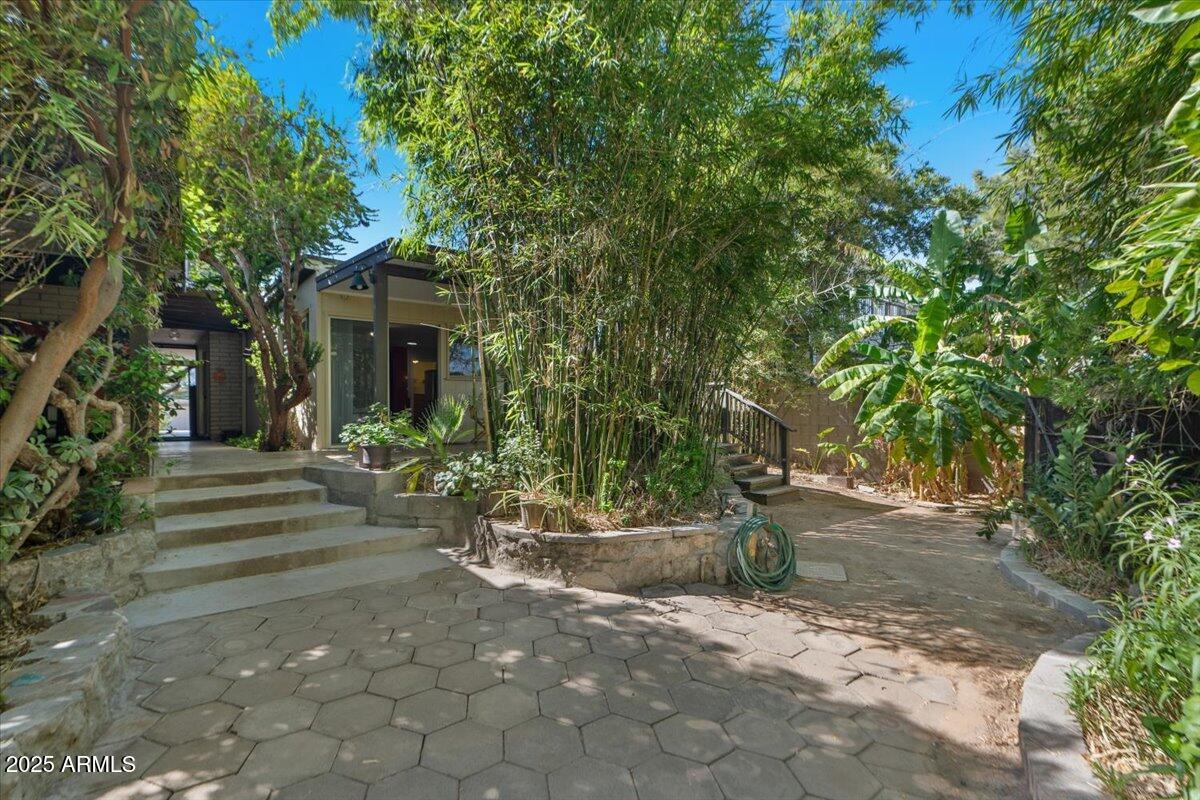 5410 E VERNON Avenue