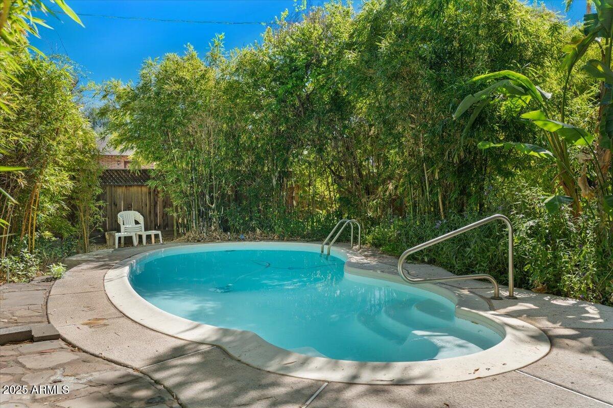 5410 E VERNON Avenue