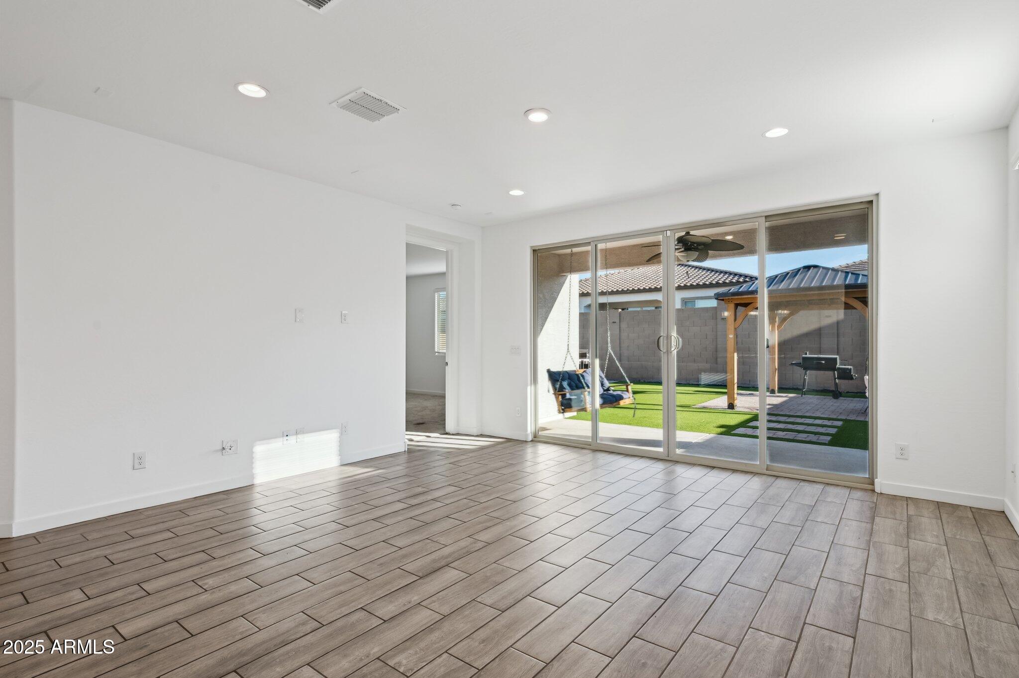 2527 W Hidalgo Avenue