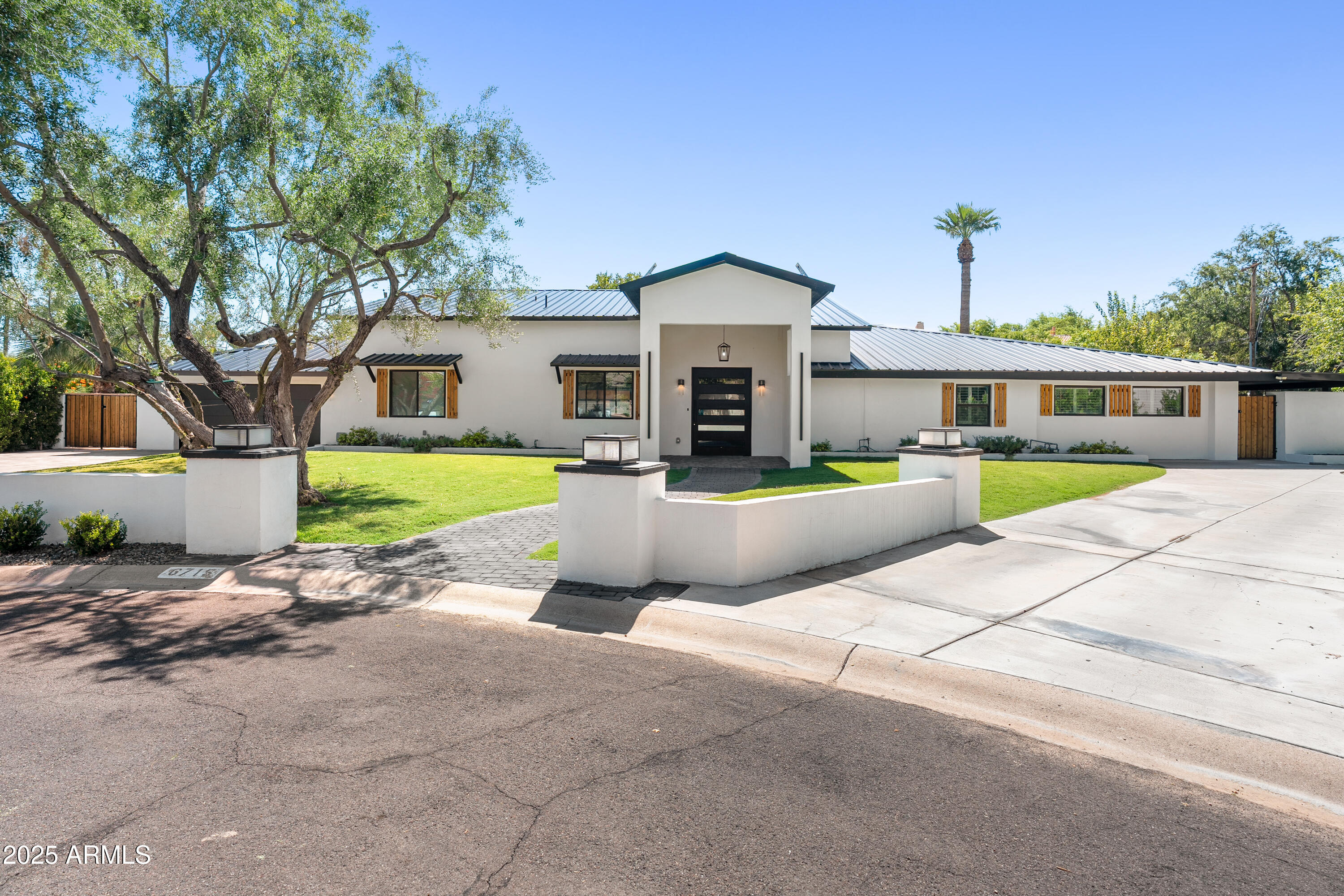 6715 E MONTECITO Avenue