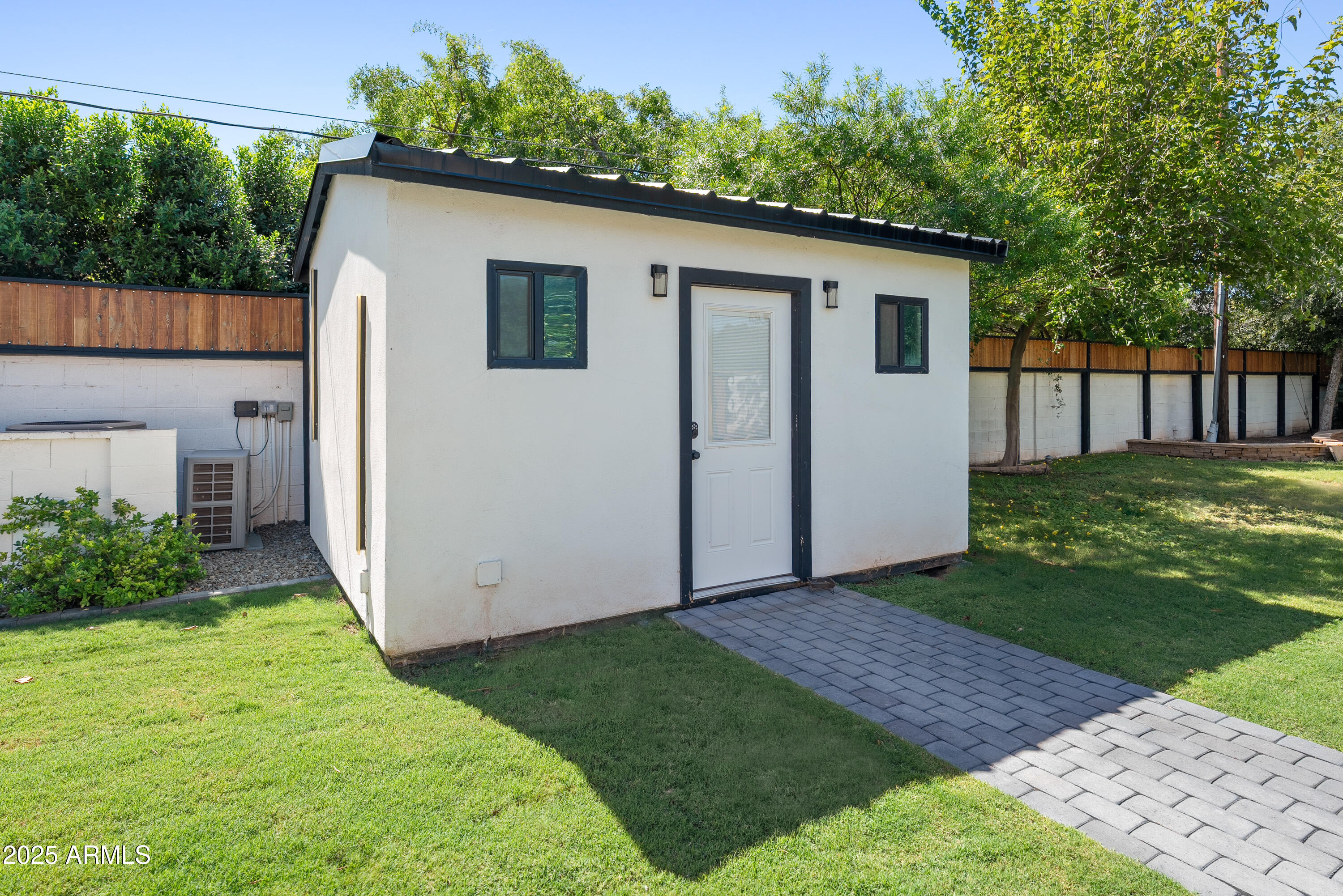 6715 E MONTECITO Avenue