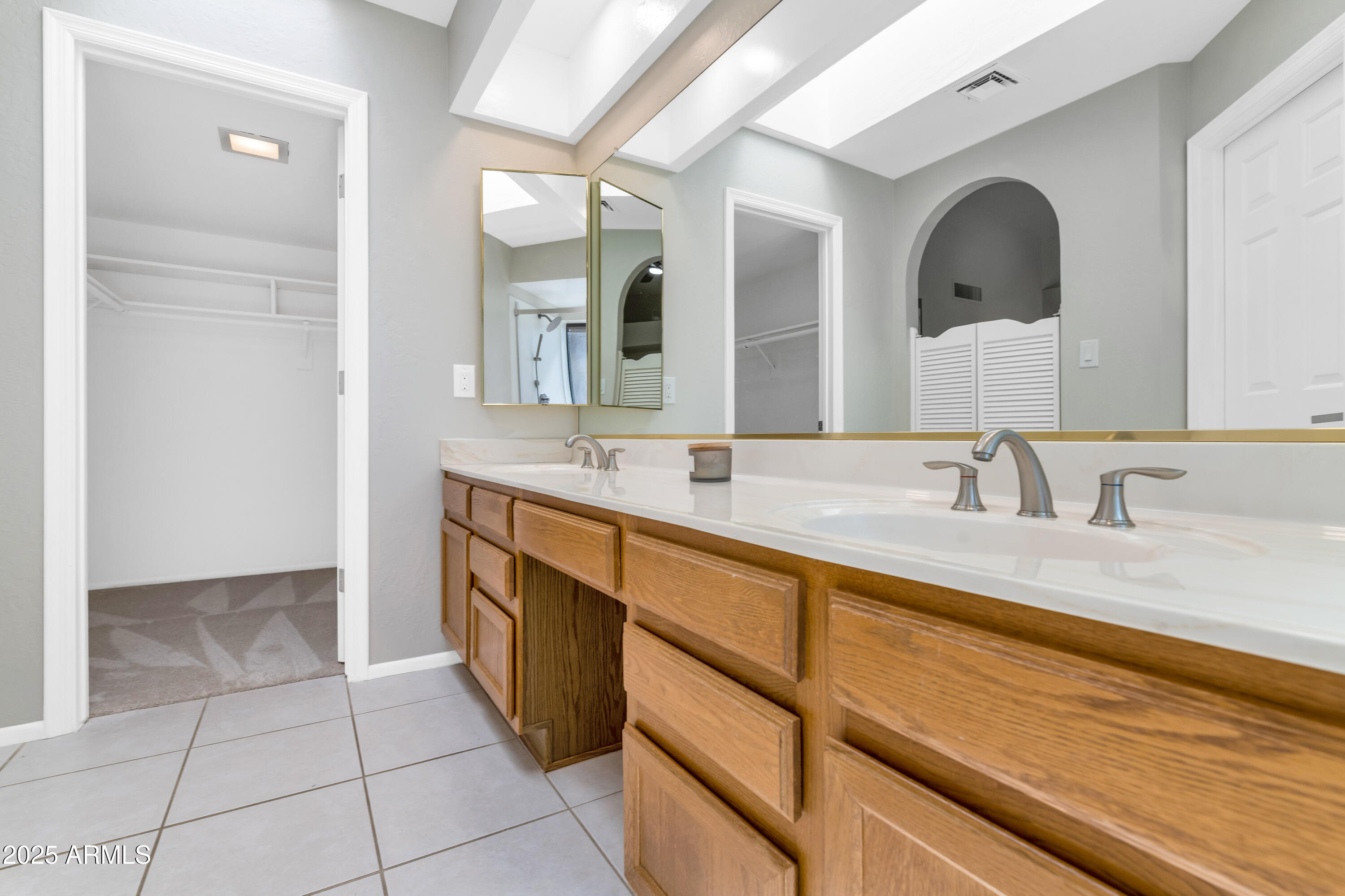 4009 E ROUND HILL Drive