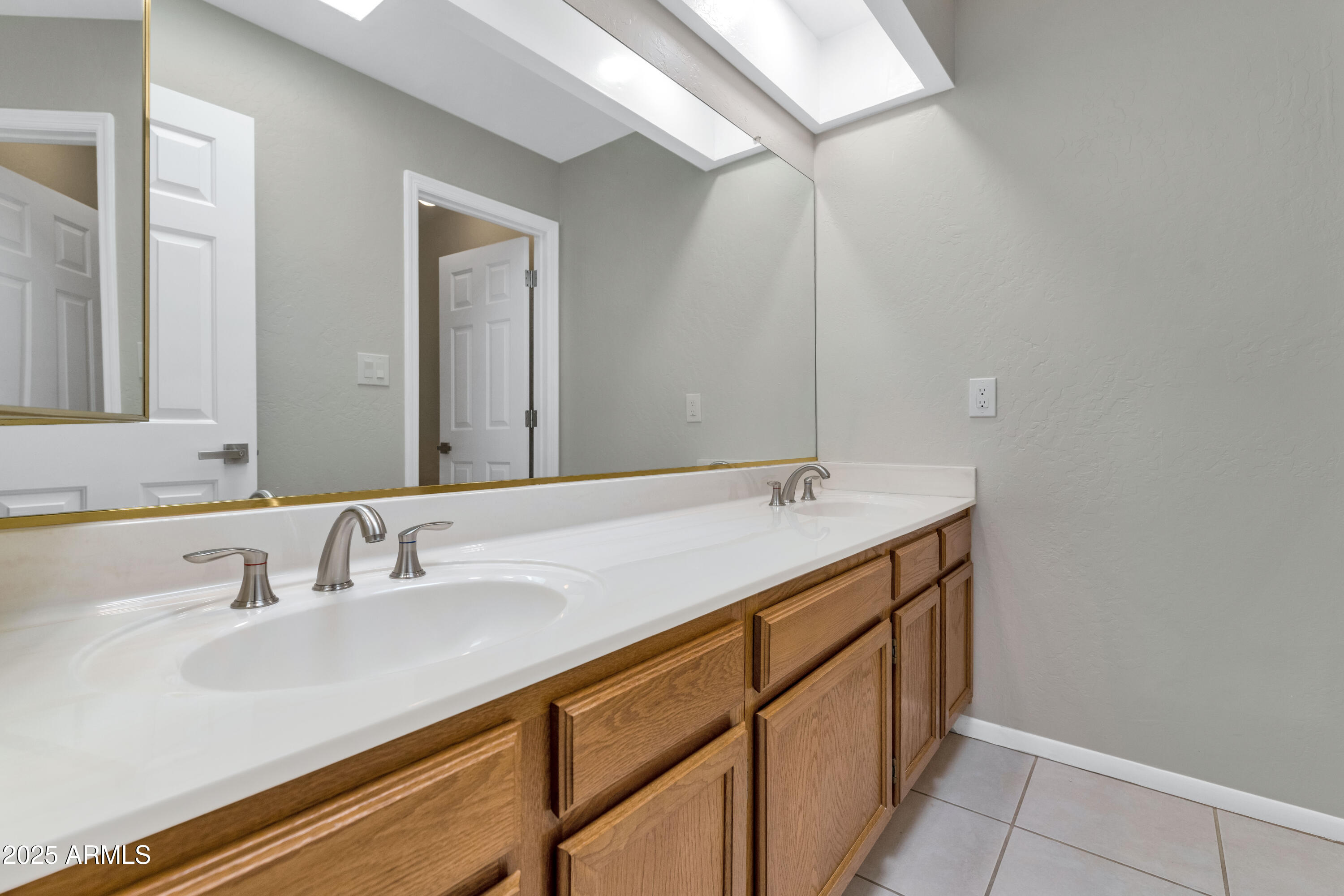 4009 E ROUND HILL Drive