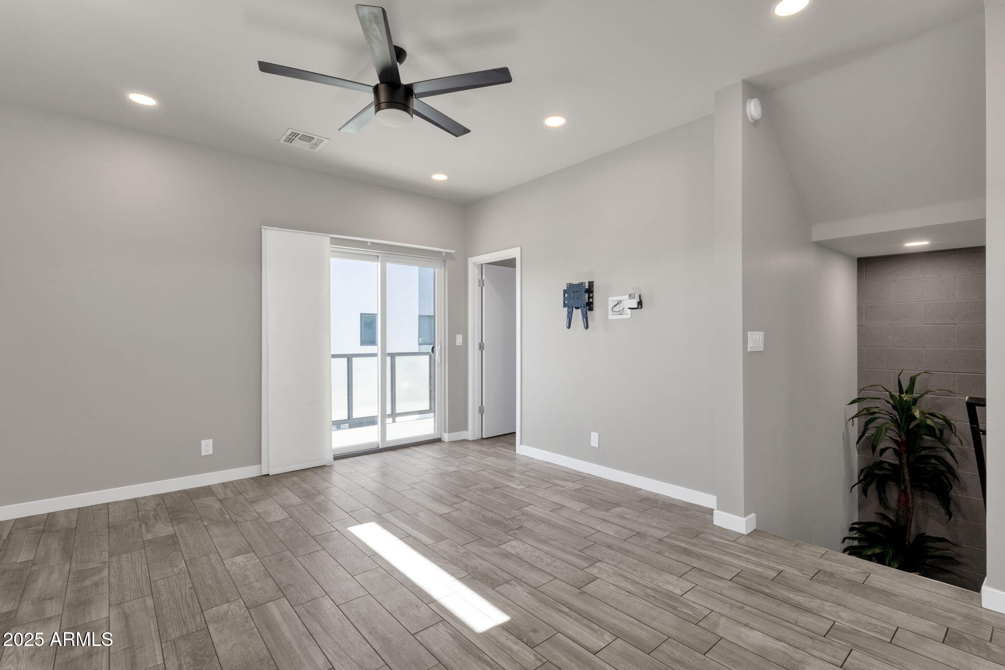 2727 E THOMAS Road E, 9