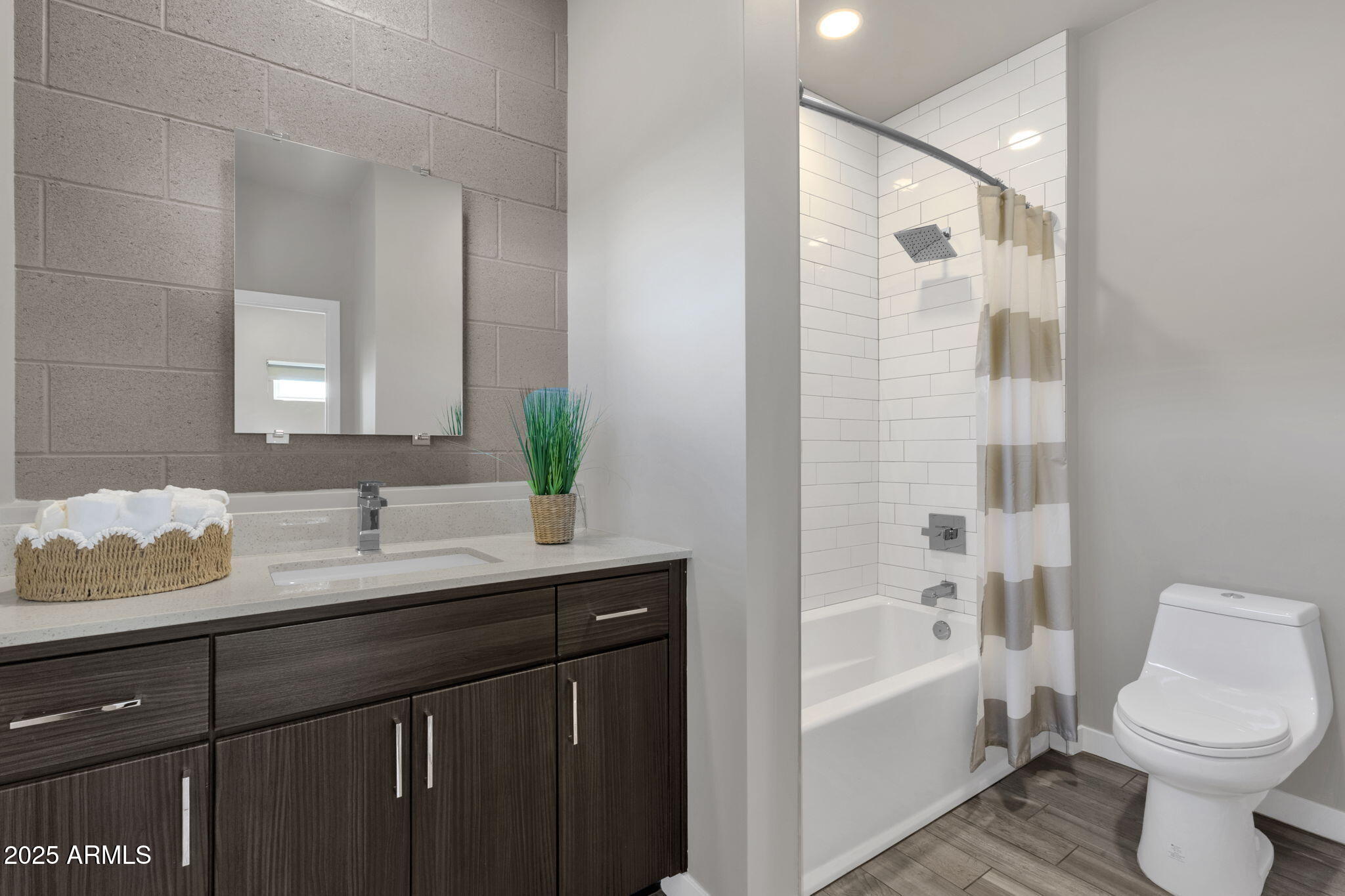 2727 E THOMAS Road E, 9