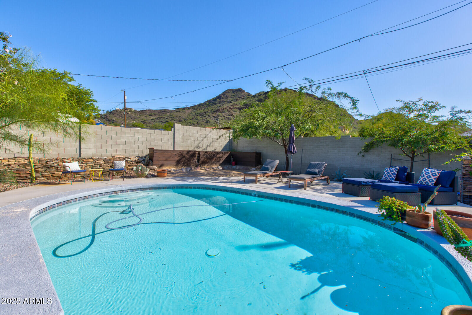 1515 E SUNNYSLOPE Lane