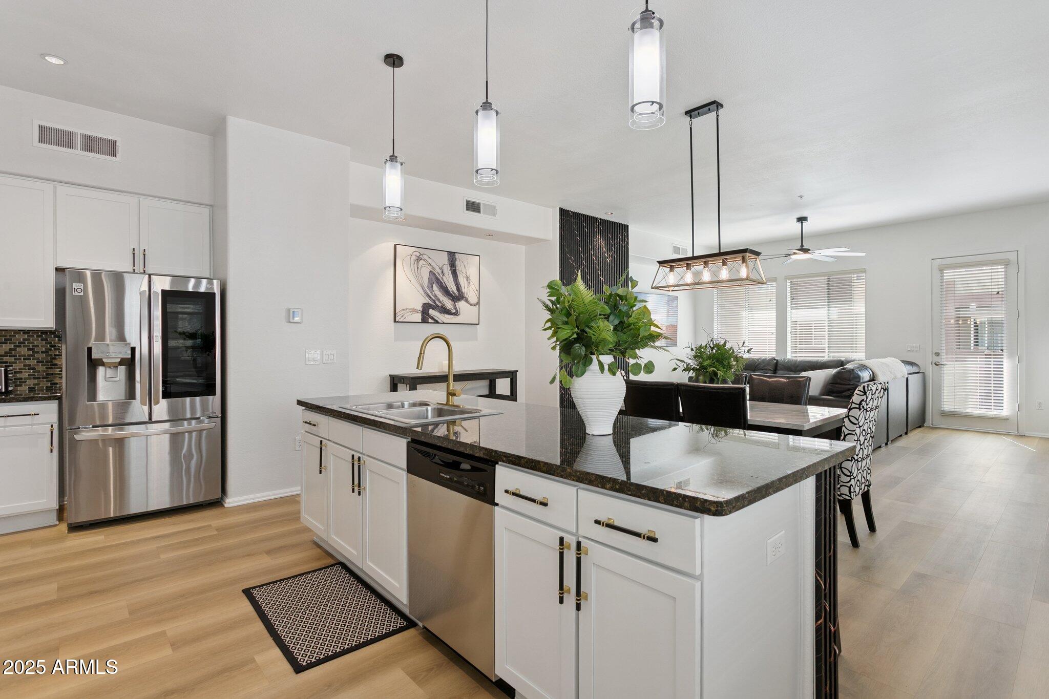 6605 N 93RD Avenue, 1077