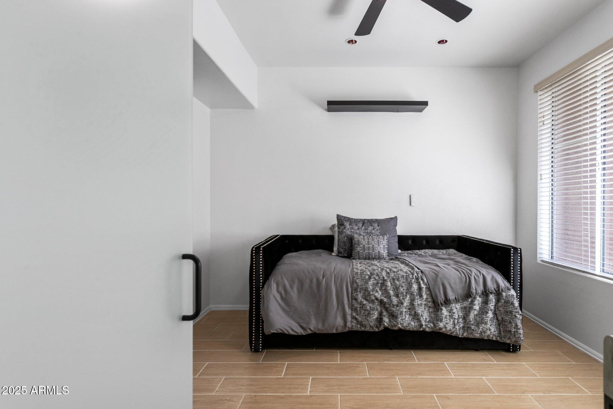 6605 N 93RD Avenue, 1077