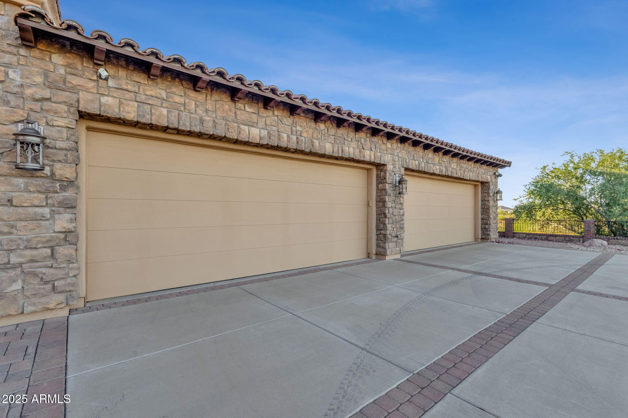 1537 W BUTTE CREEK Boulevard