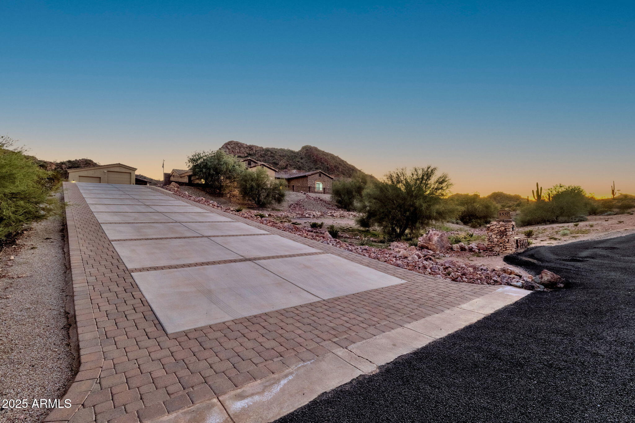 1537 W BUTTE CREEK Boulevard