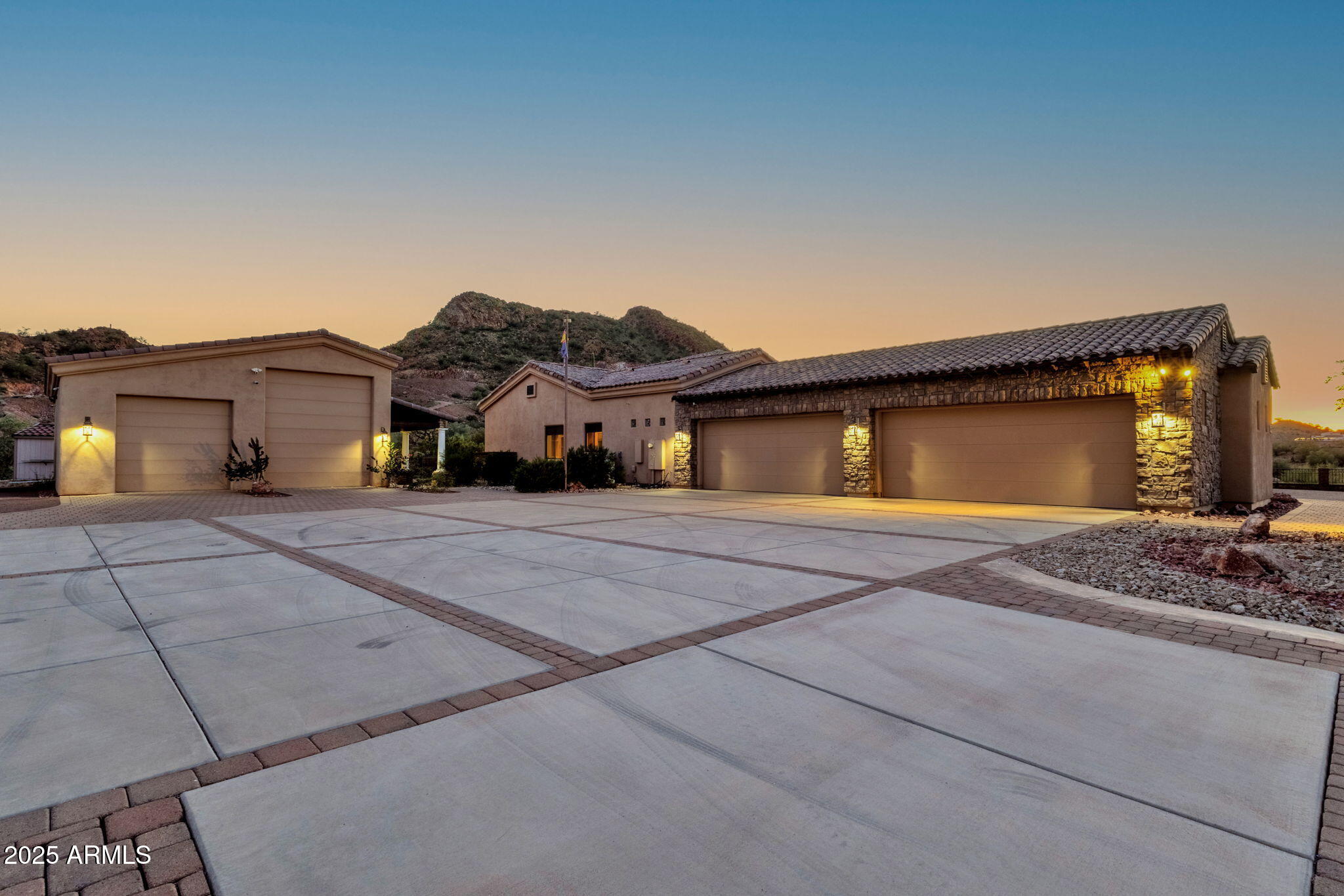 1537 W BUTTE CREEK Boulevard