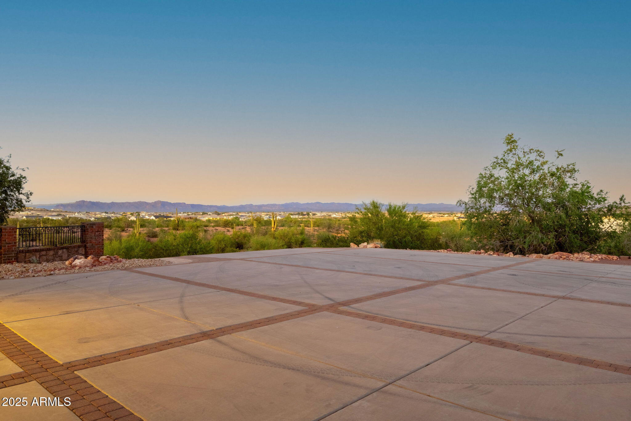 1537 W BUTTE CREEK Boulevard