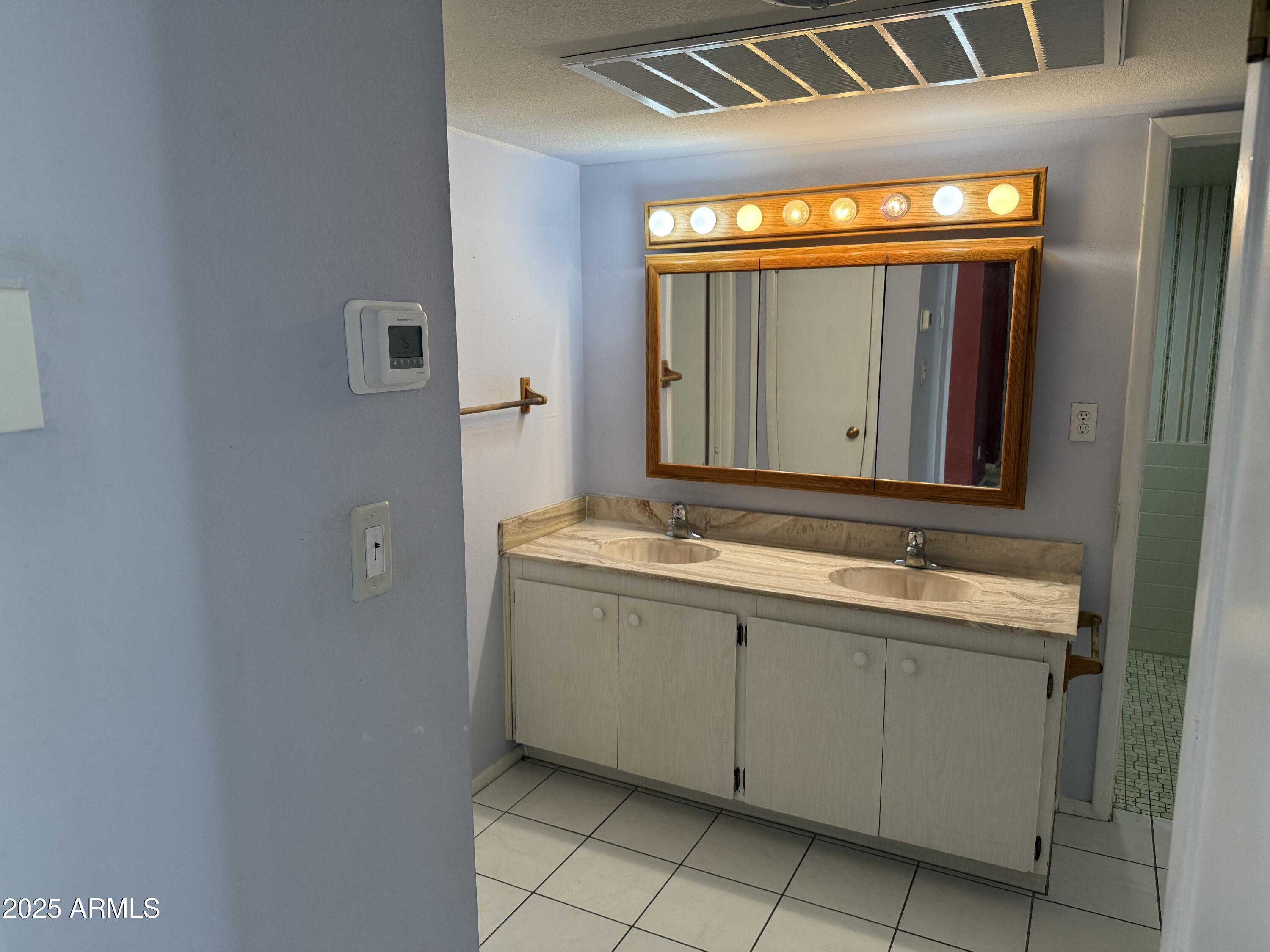 3737 E TURNEY Avenue, 122