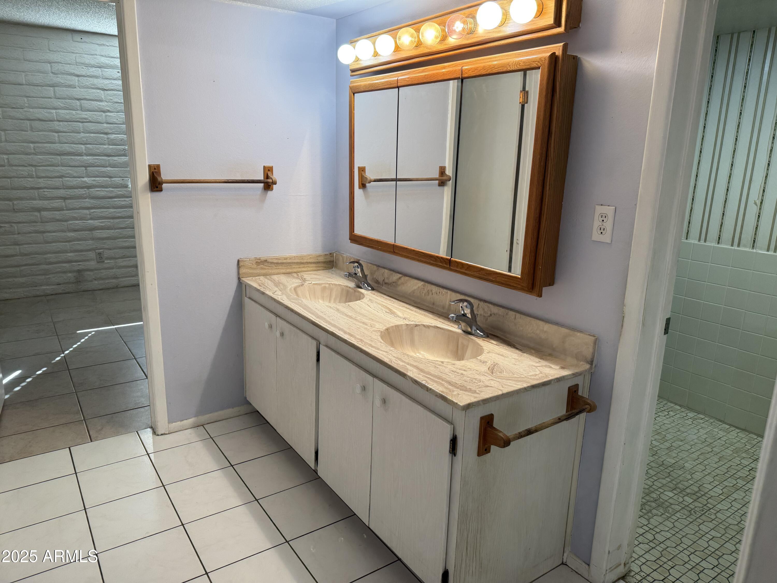 3737 E TURNEY Avenue, 122