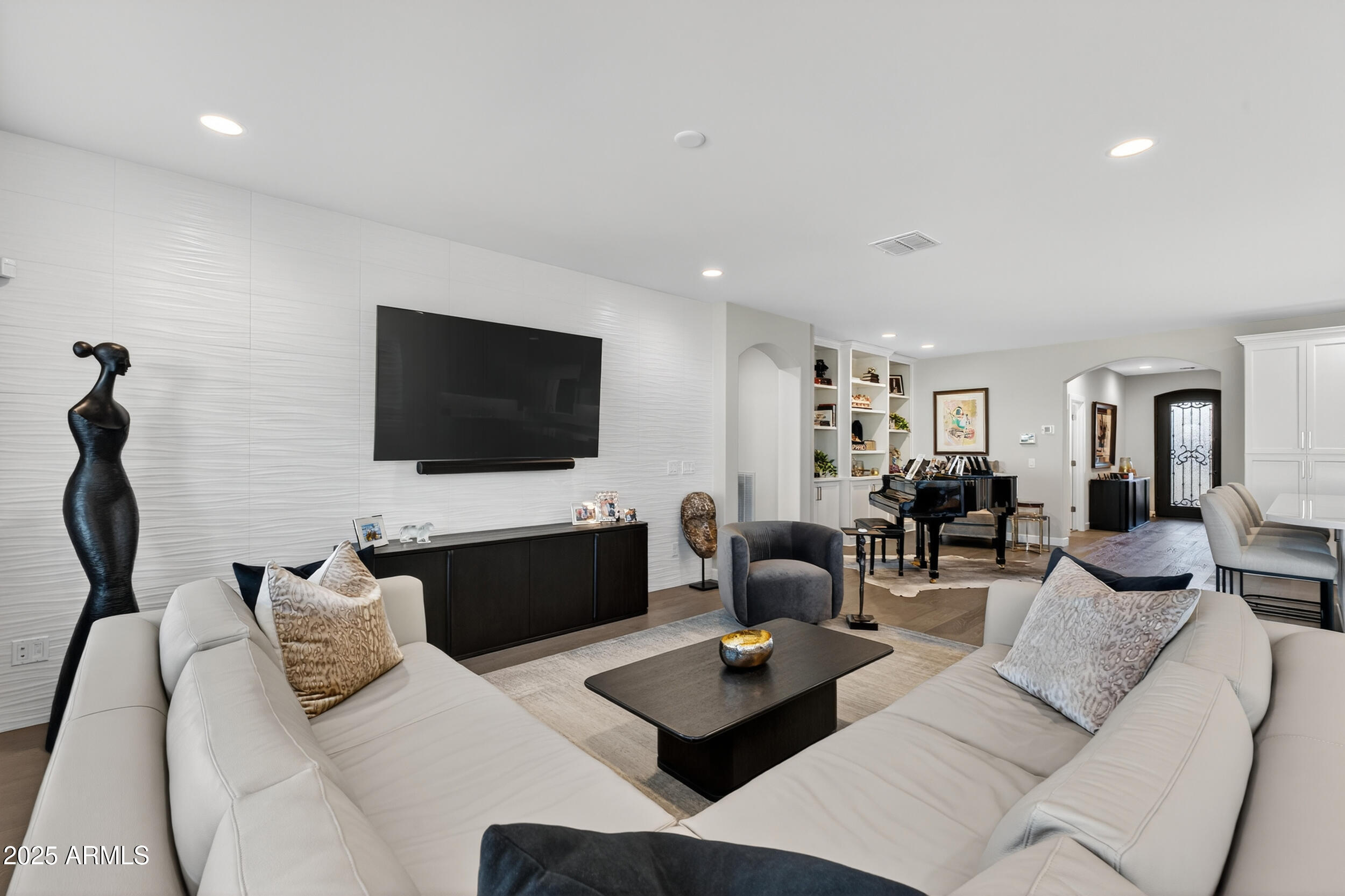 374 E BRACCIANO Avenue