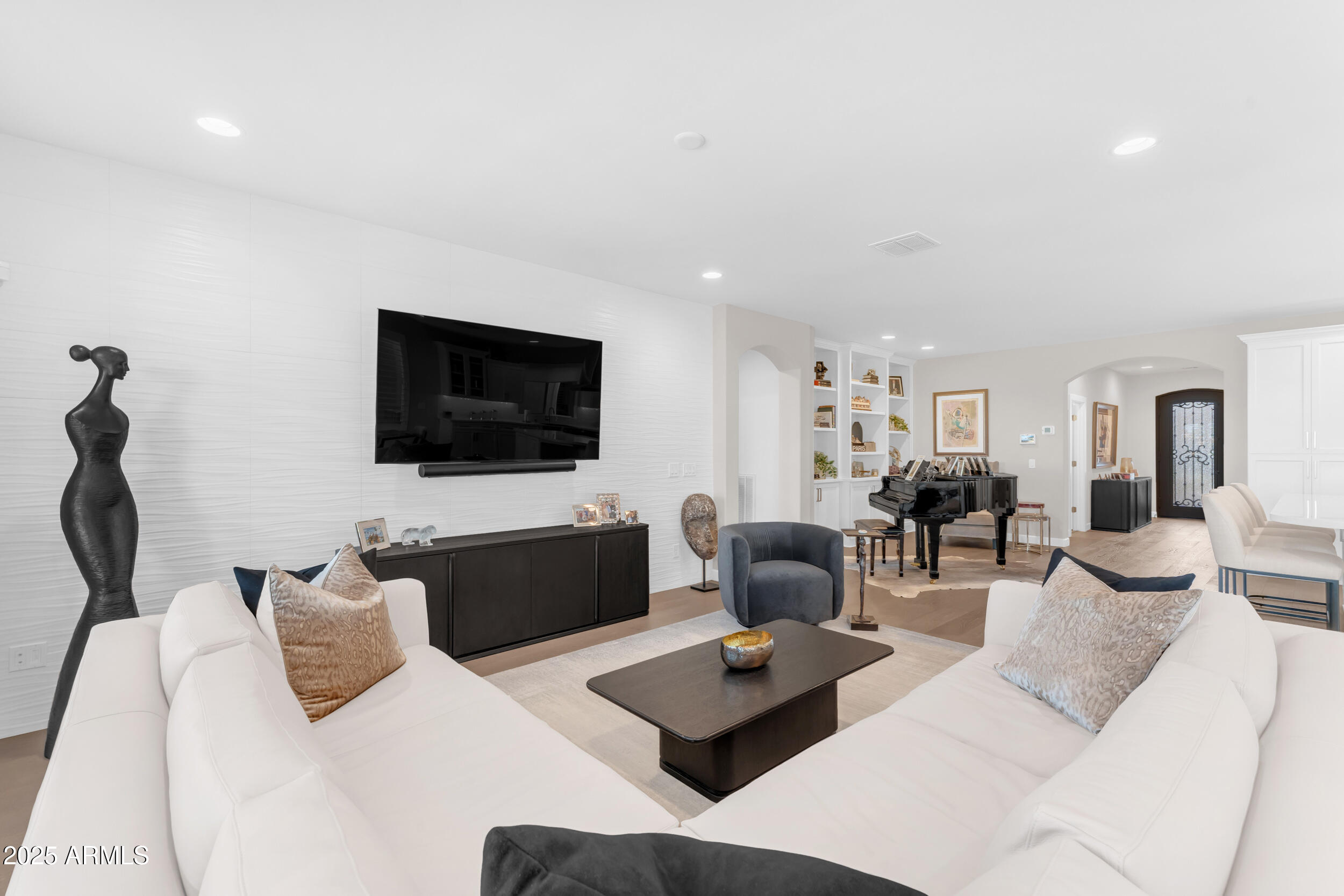 374 E BRACCIANO Avenue