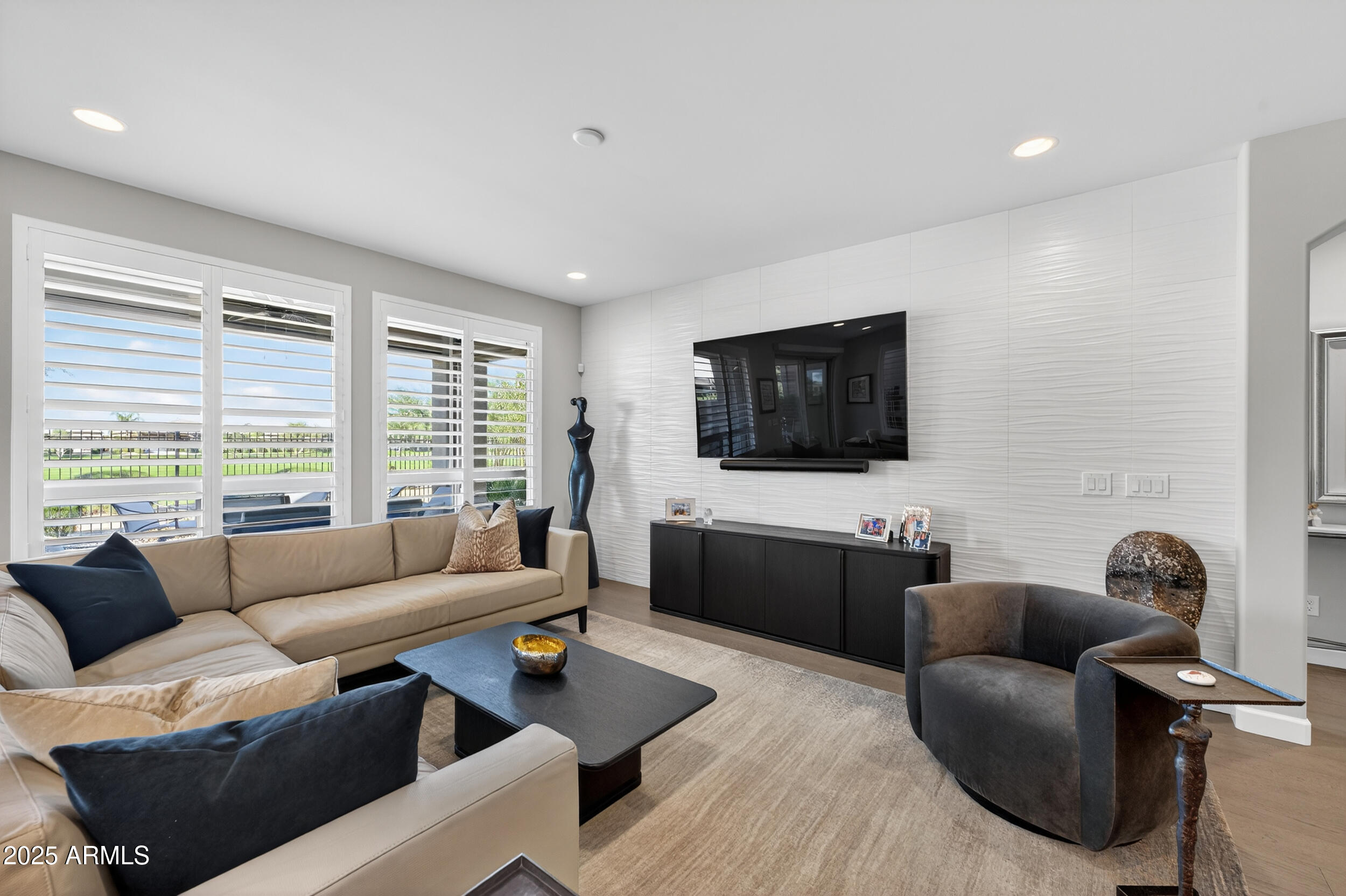 374 E BRACCIANO Avenue