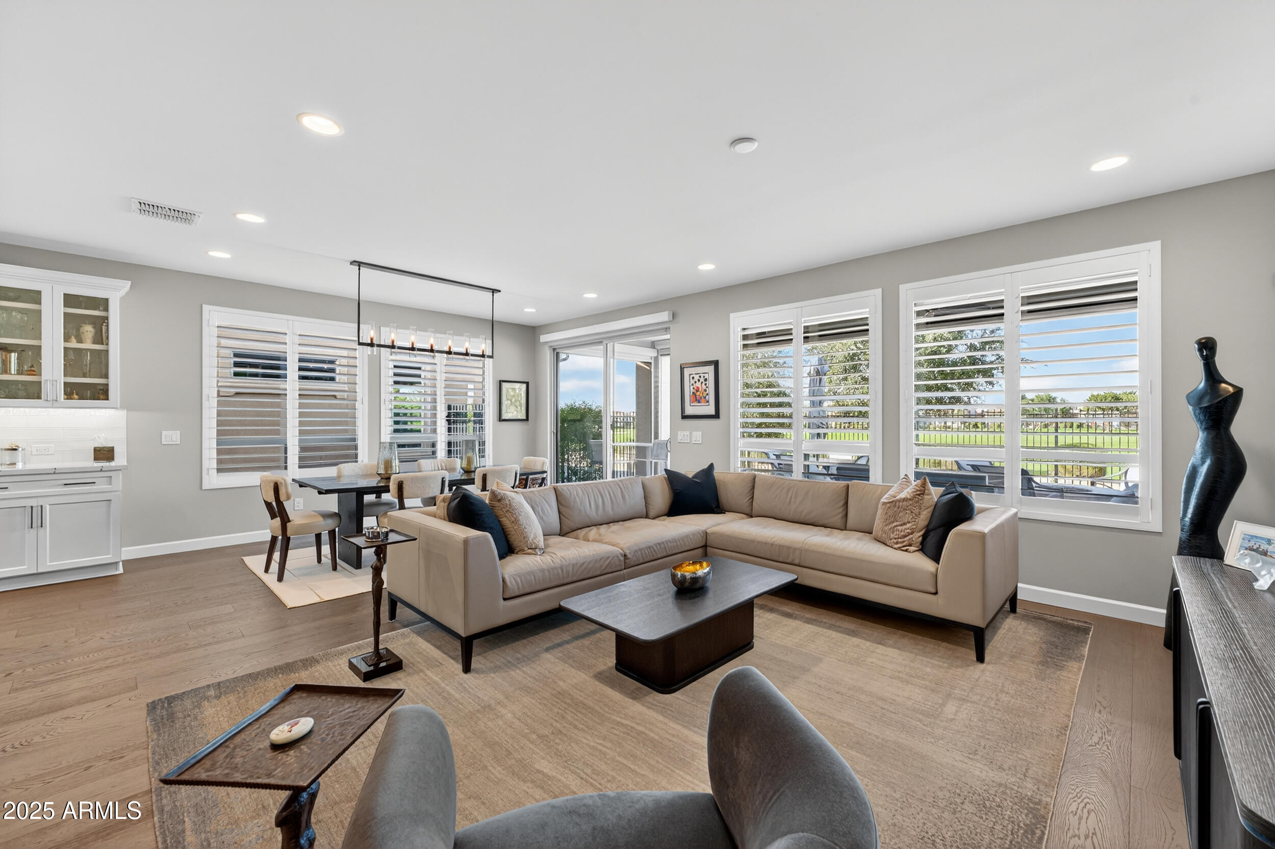 374 E BRACCIANO Avenue