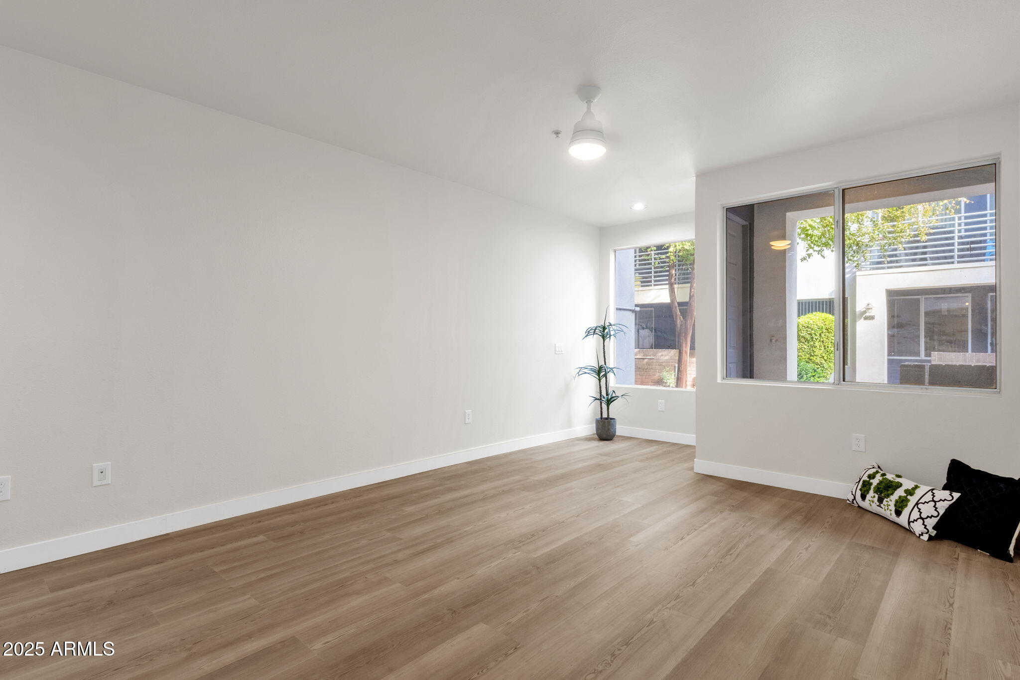 3633 N 3RD Avenue, 1059