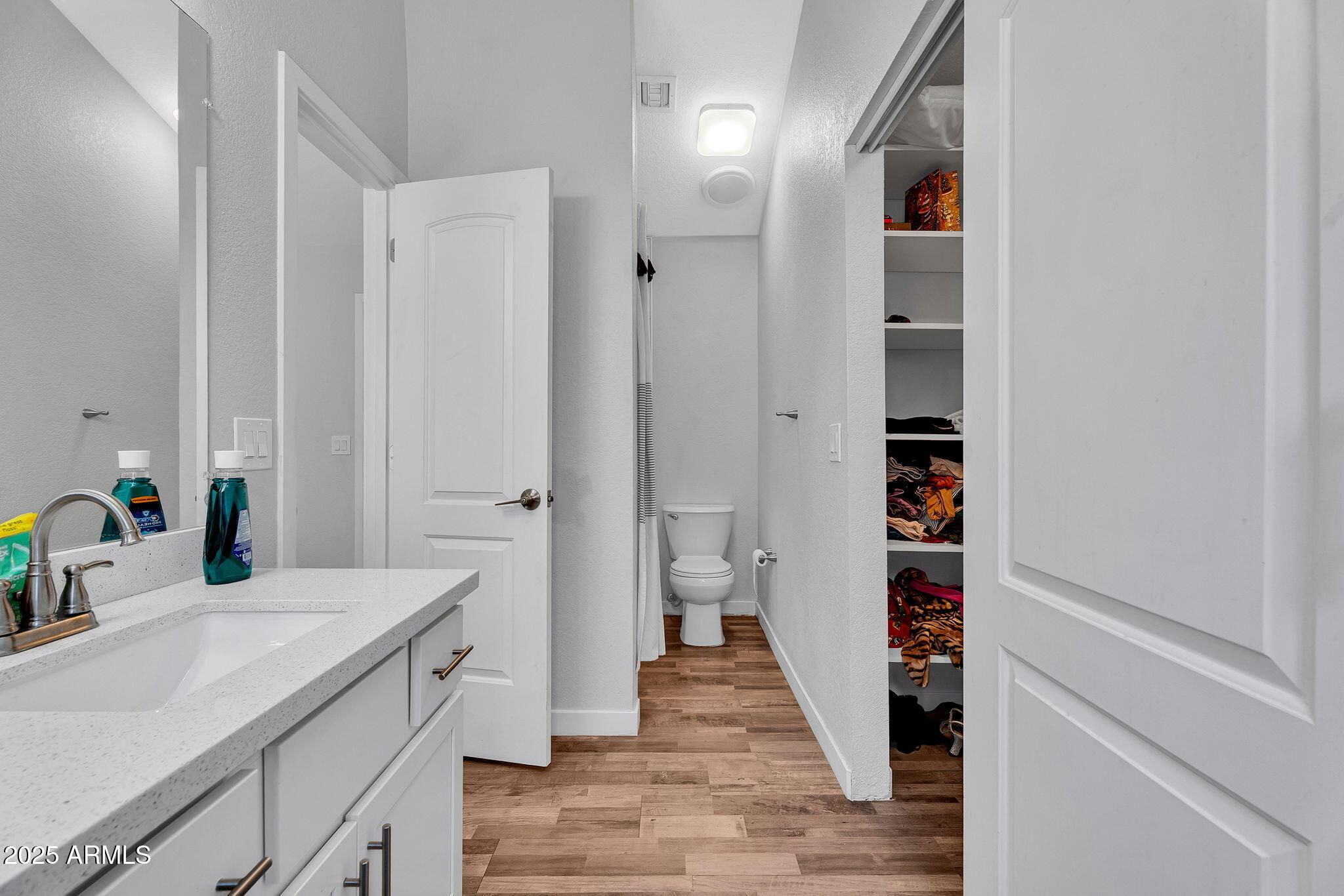 1510 E COMMERCE Avenue