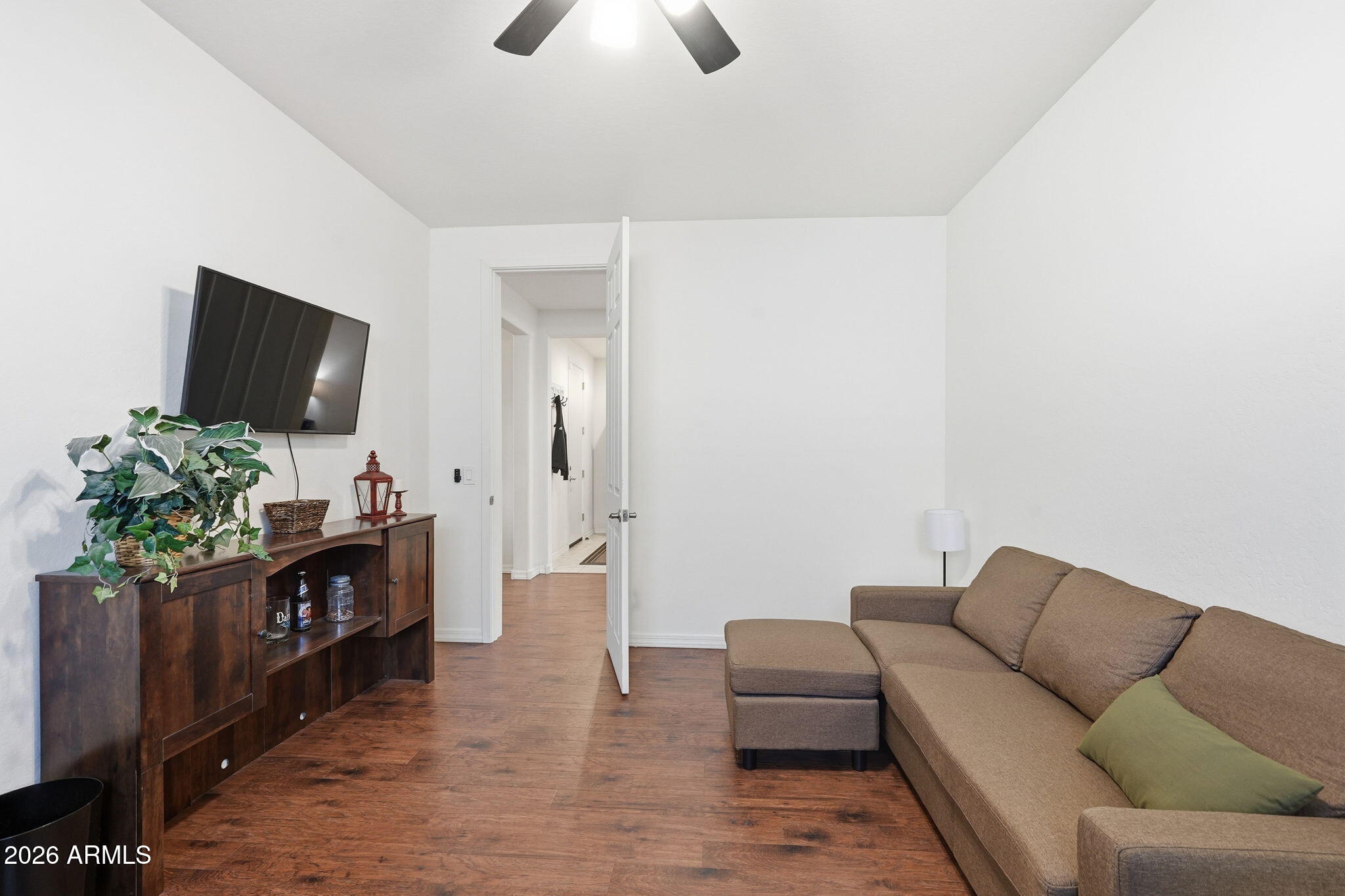 867 W DESERT GLEN Drive