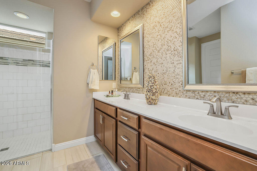 2523 E NANCY Lane