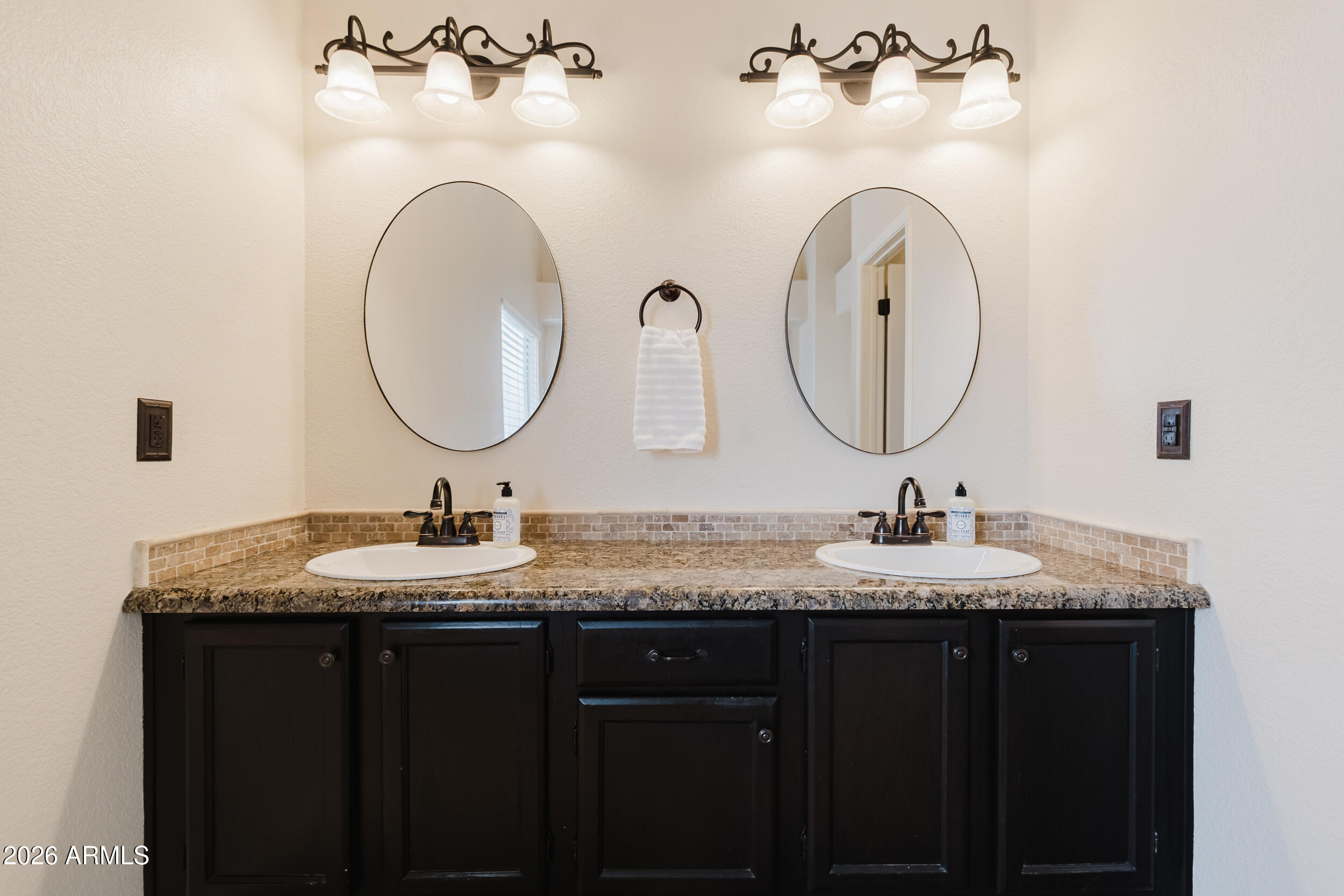 3821 E TANGLEWOOD Drive