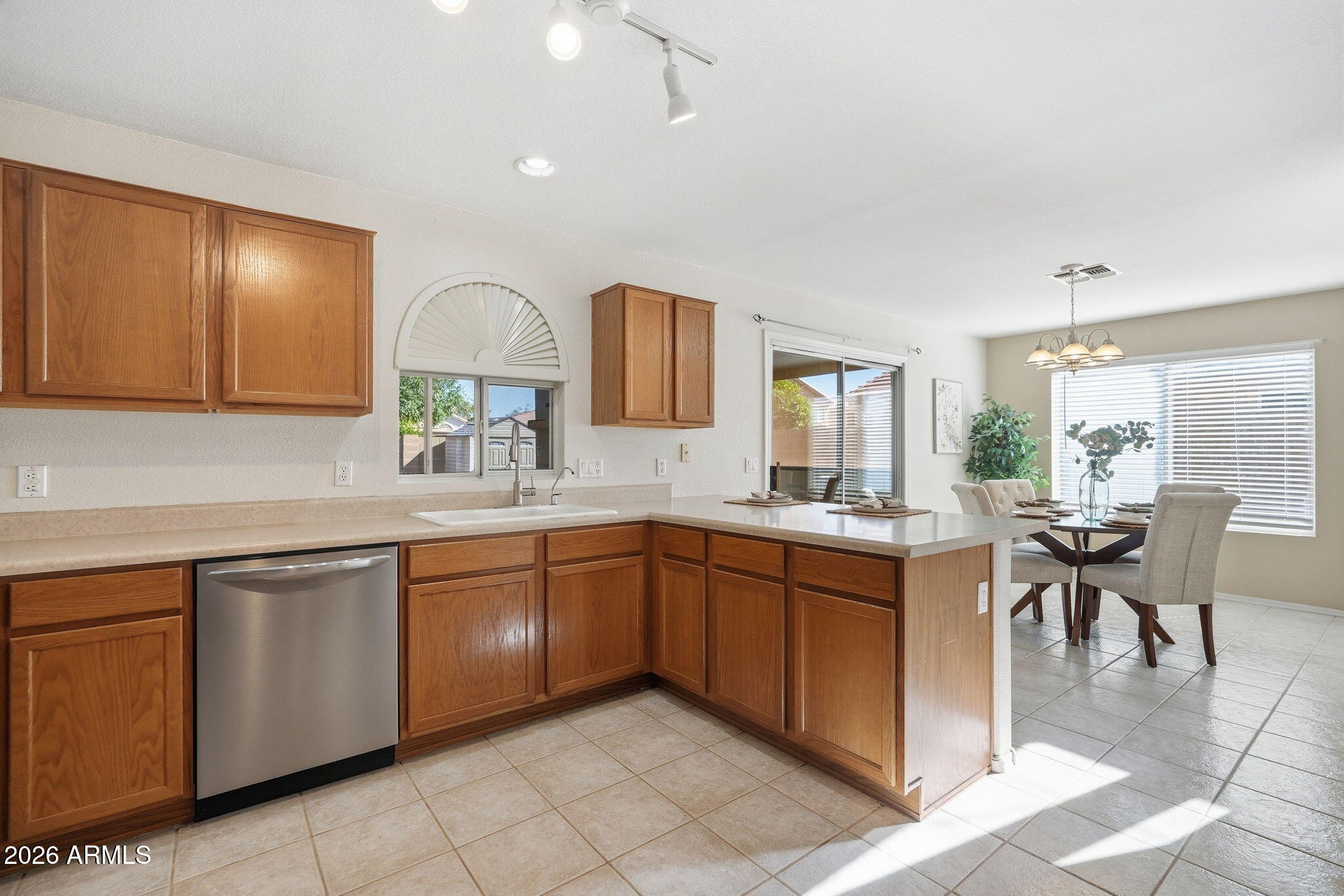 2546 E CAMELLIA Drive